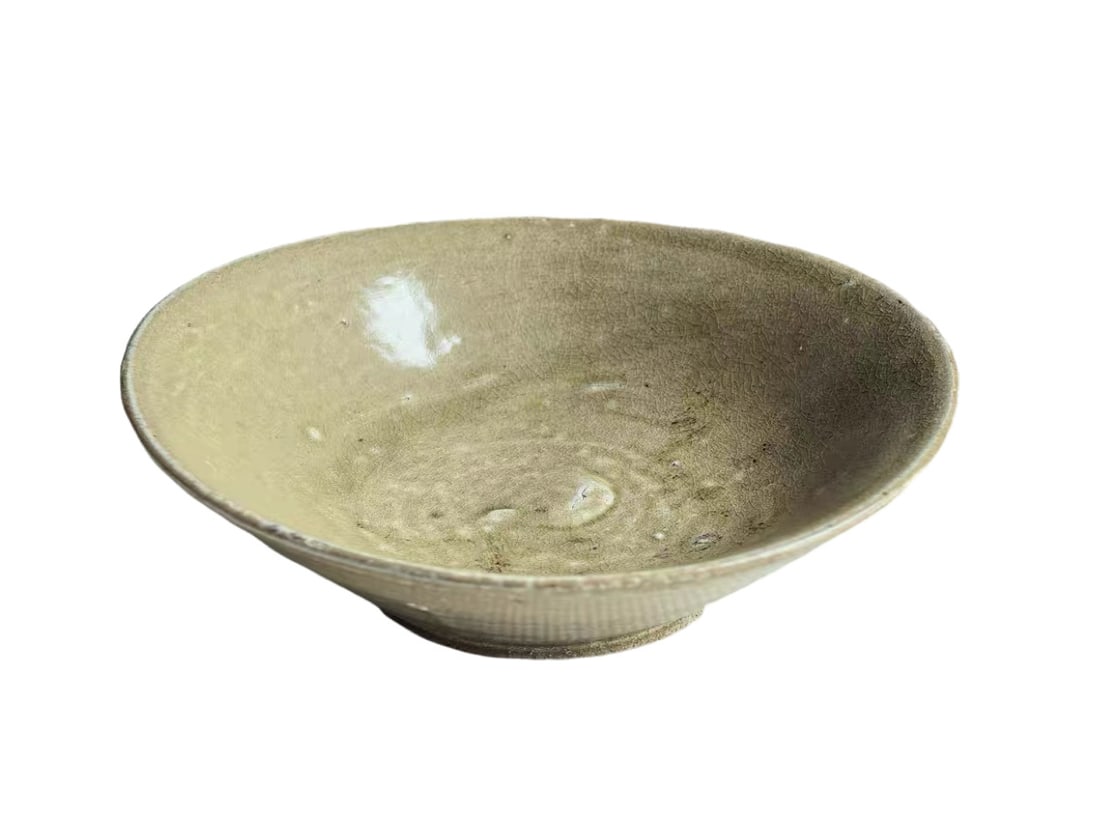 Tang Dynasty Changsha Kiln Celadon Tea Bowl: Period: Tang DynastyKiln Origin: Changsha Kiln (Tongguan Kiln), the core export porcelain kiln of the Tang Dynasty and the pioneer of high-temperature underglaze color technology in ancient ChinaVesse