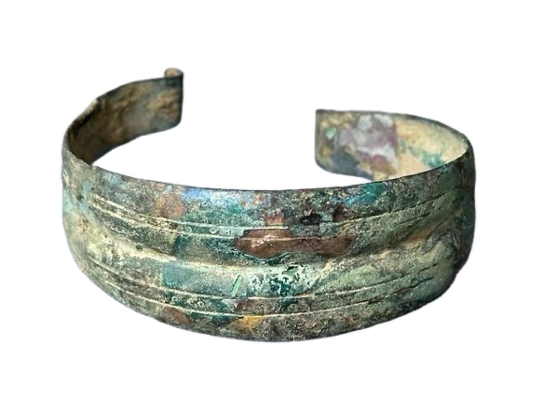 Tang Silver Open Bangle with Horizontal: I. Basic Collection RecordCollection Title: Tang Silver Open Bangle with Horizontal Incised GroovesPeriod: Tang Dynasty (7th–10th centuries)Material: Forged pure silverFunction: Wrist ornament for n