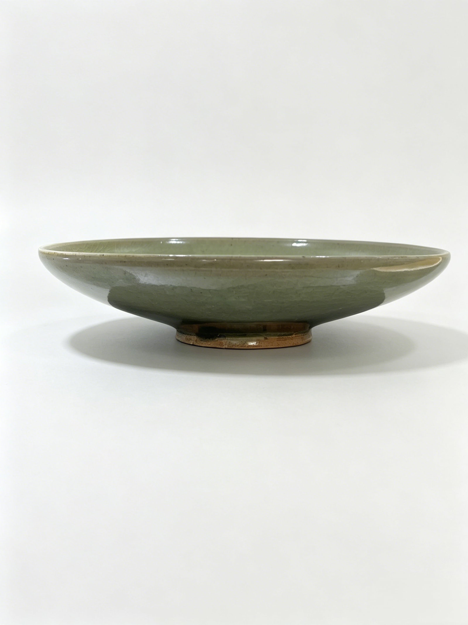 Longquan Celadon Crackle Heart-Shaped Dish: Longquan Celadon Crackle Heart-Shaped DishDimensionMouth Diameter: approx. 7.20 inches (18.3 cm)Overall Height: approx. 1.69 inches (4.3 cm)General Object IntroductionThis celadon heart-shaped dish is