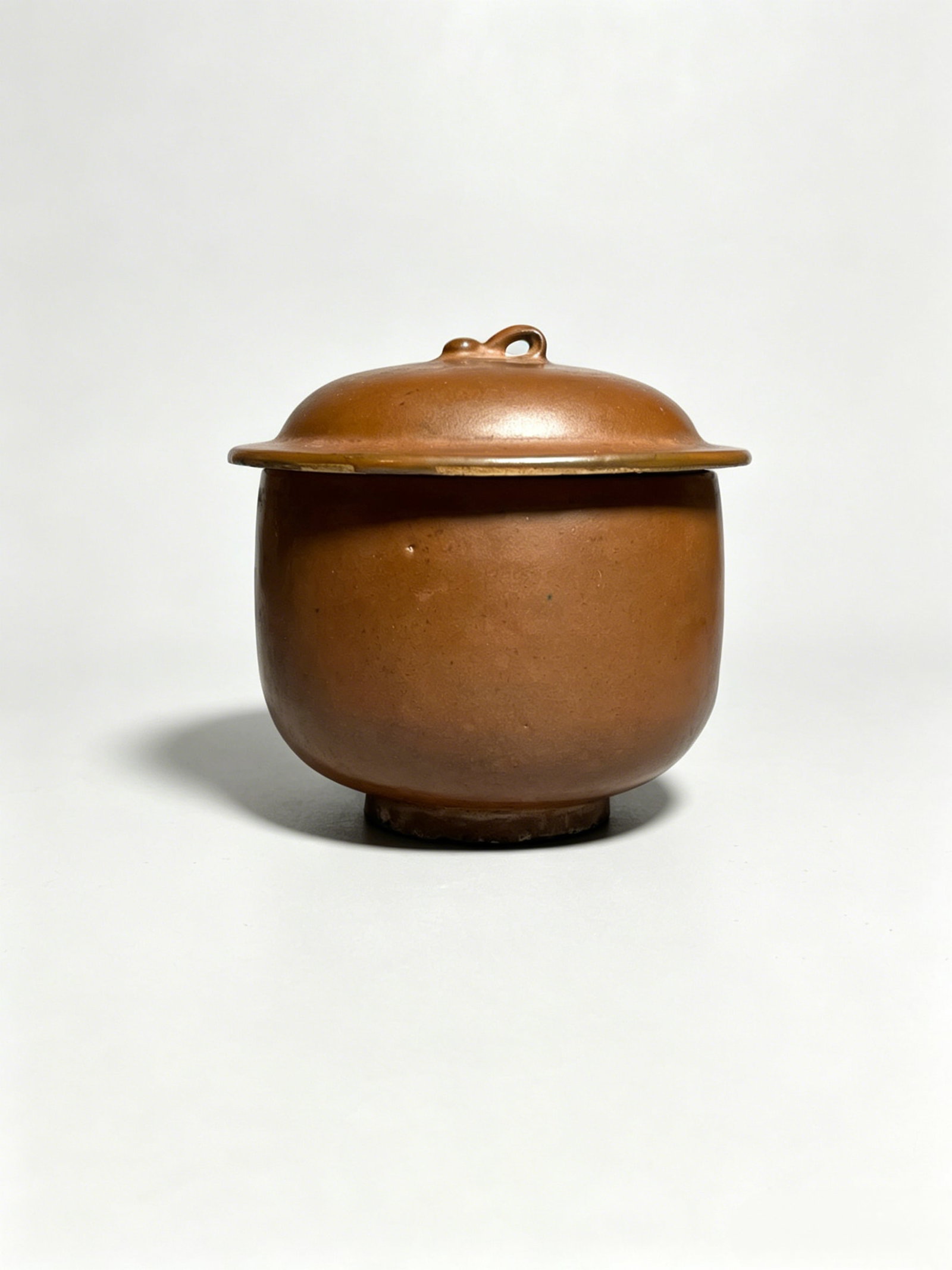 Cizhou Persimmon-Red Glazed Straight-Bodied Covered Jar: Cizhou Persimmon-Red Glazed Straight-Bodied Covered JarBasic InformationOverall height: approx. 4.25 inches; cover diameter: approx. 4.45 inches; maximum body diameter: approx. 3.82 inches. It is a cl