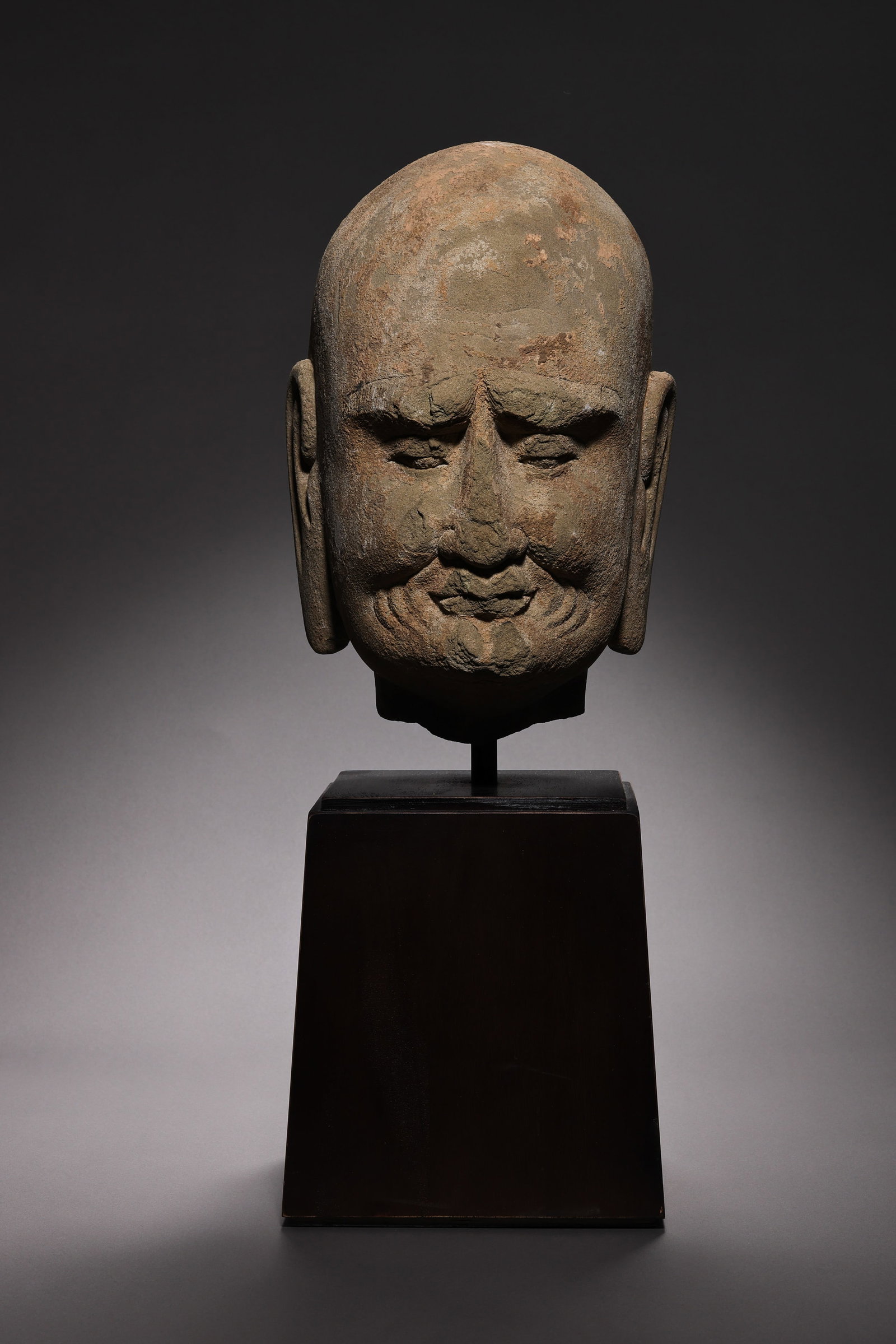 Chinese Tang Dynasty Blue Stone Buddha Head: H . 49 cm . H . 28 cm . L . 17 cm .