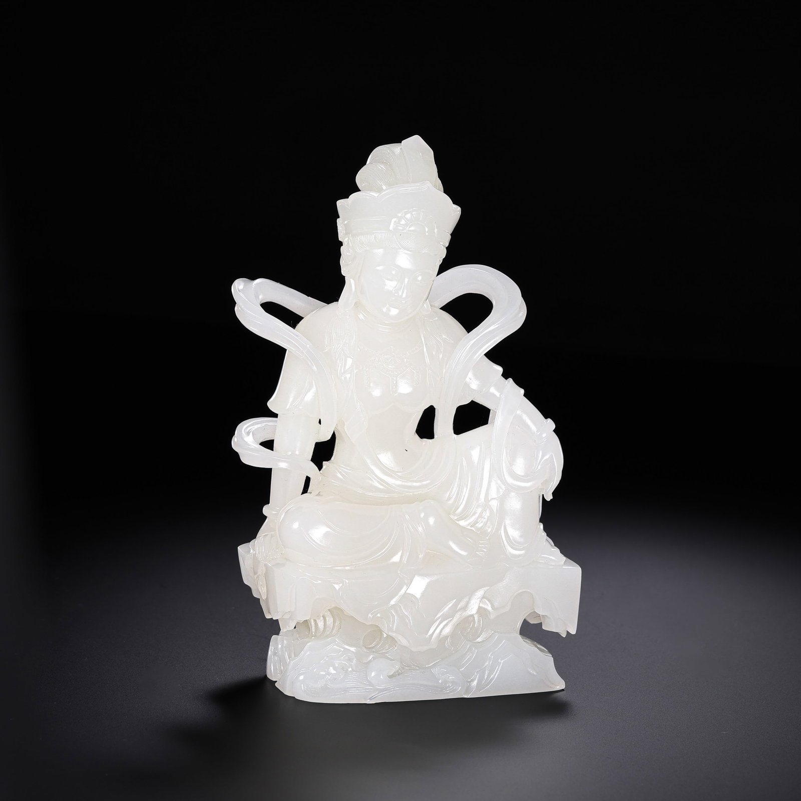 Chinese Qing Dynasty Hetian white jade Guanyin seated statue: H . 12.5 cm . L . 7 cm . Weight 310 gram .