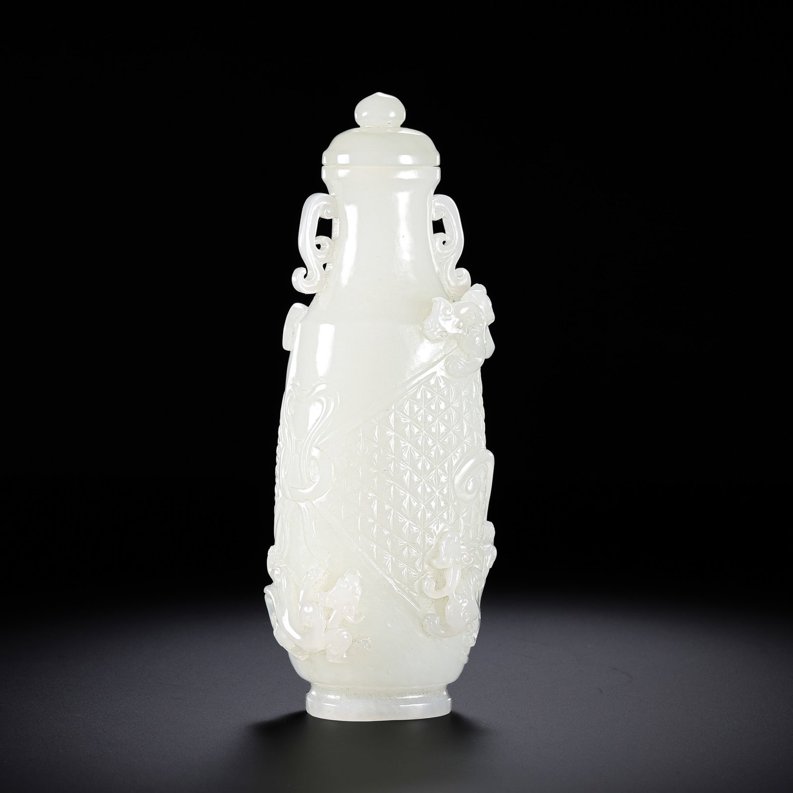 Chinese Qing Dynasty Hetian white jade double-eared covered vase with dragon design: H . 14 cm . L . 5 cm . Weight 269 gram .