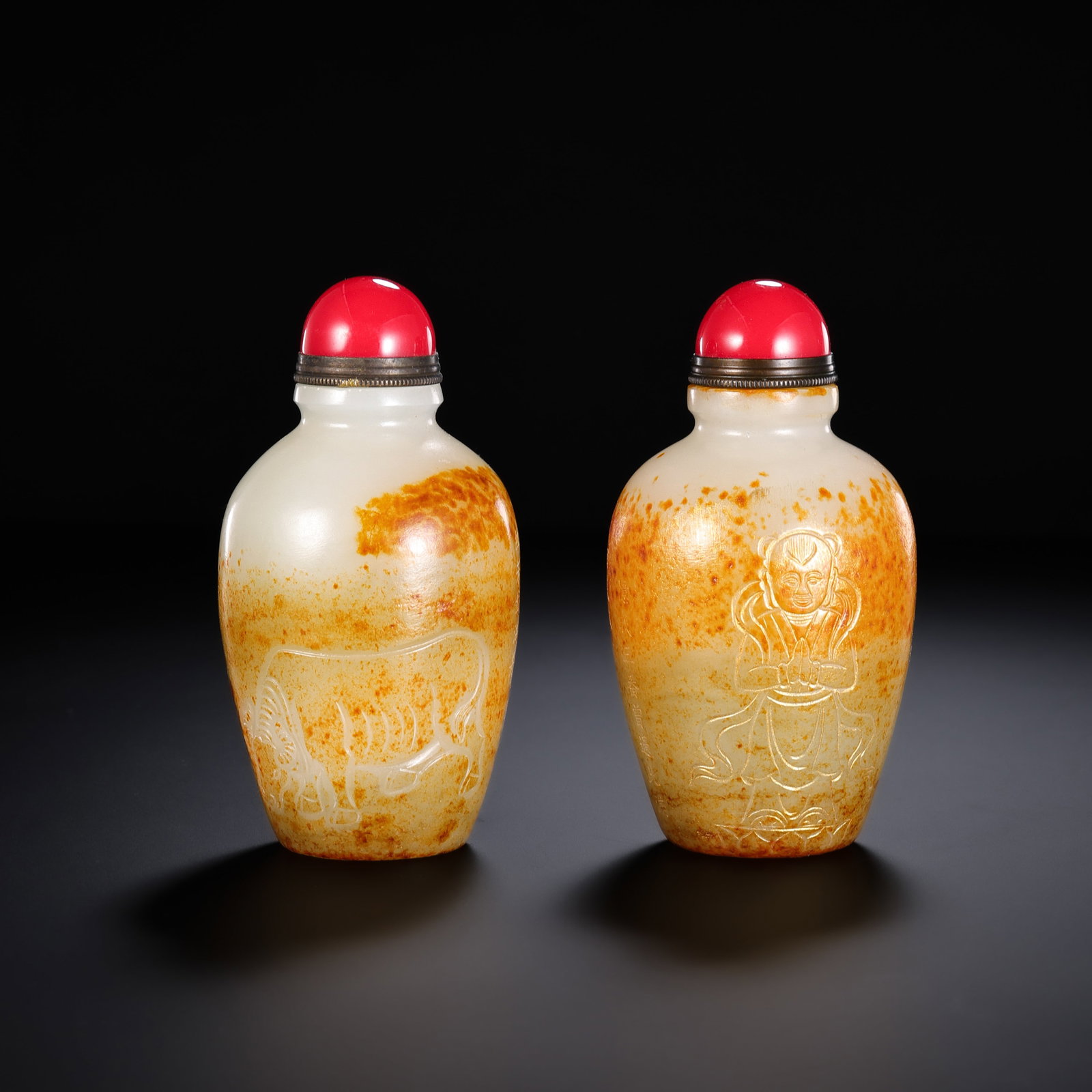 A pair of Chinese Qing Dynasty Hetian jade snuff bottles: H . 10.5 cm . Weight 483 gram .