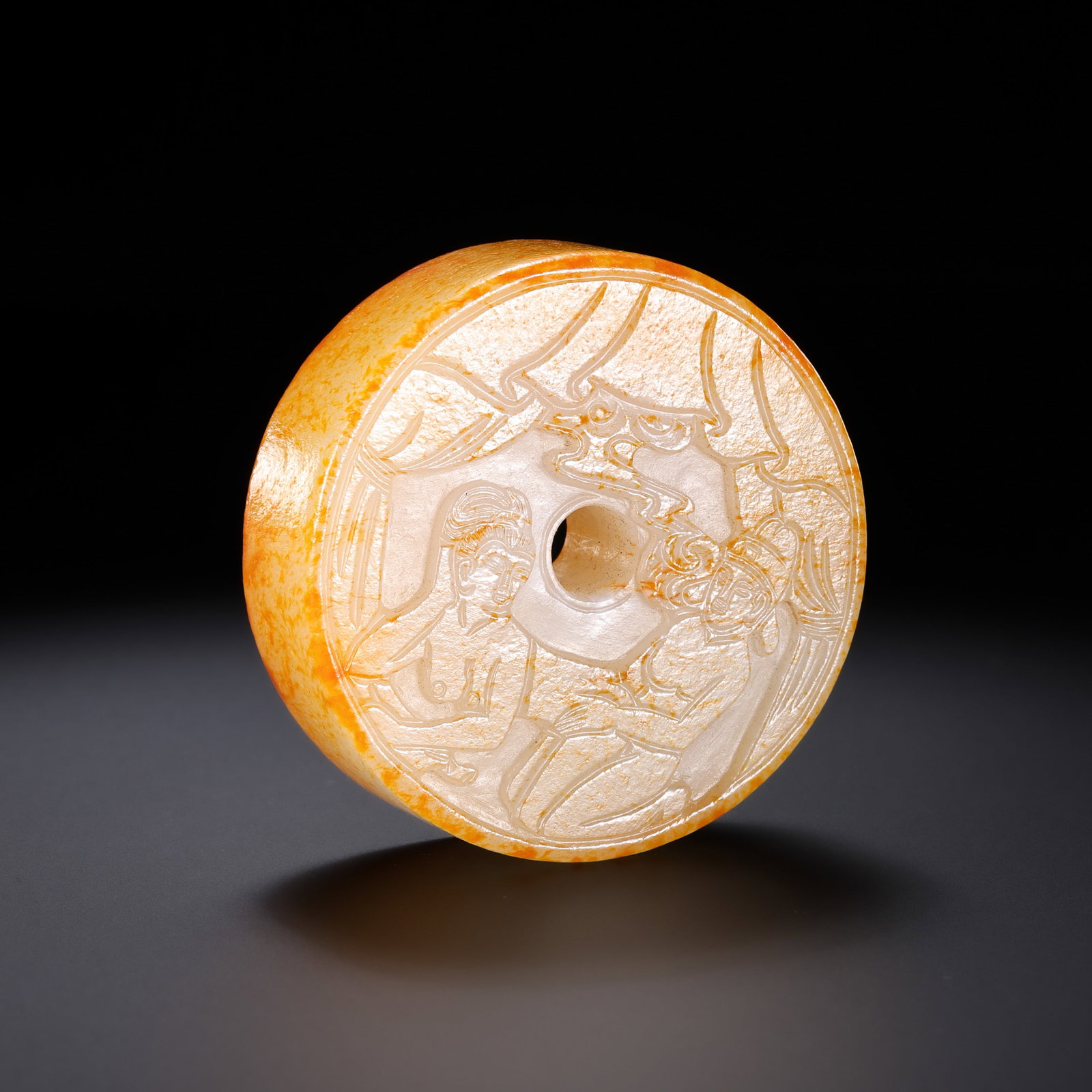Chinese Qing Dynasty Hetian jade carving of figures and stories on a safety buckle.: Diam . 5.8 cm . Weight 145 gram .
