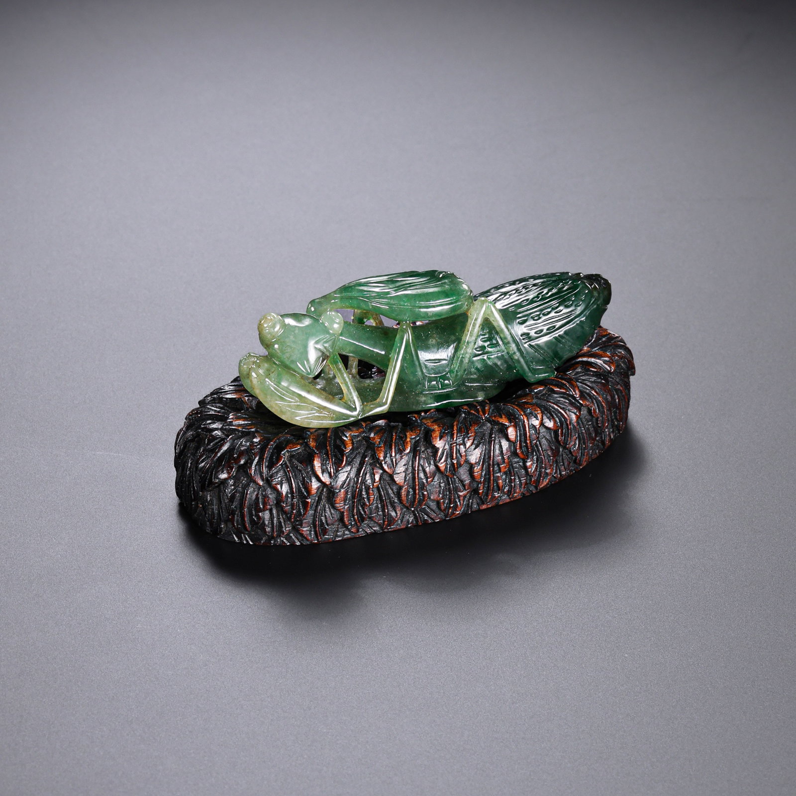 Jade Mantis Ornament from the Qing Dynasty, China: H . 1.5 cm . L . 5 cm . Weight 15 gram .