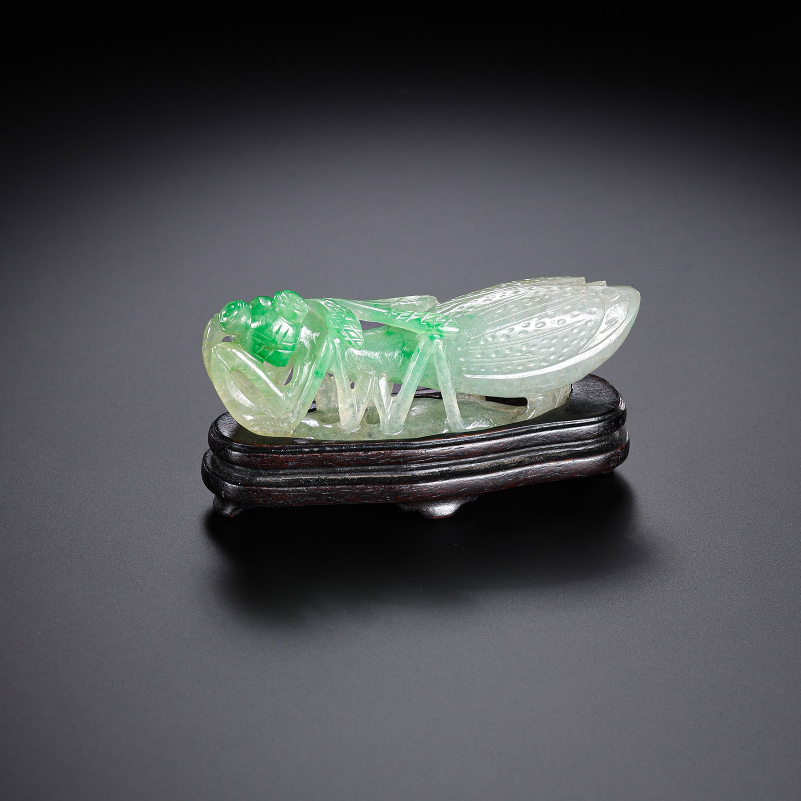 Jade Mantis Ornament from the Qing Dynasty, China: H . 2 cm . L . 6.5 cm . Weight 27 gram .