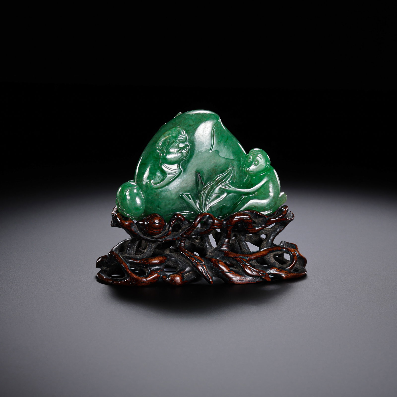 Jade peach ornament from the Qing Dynasty, China: H . 3.5 cm . L . 5.2 cm . Weight 44 gram .
