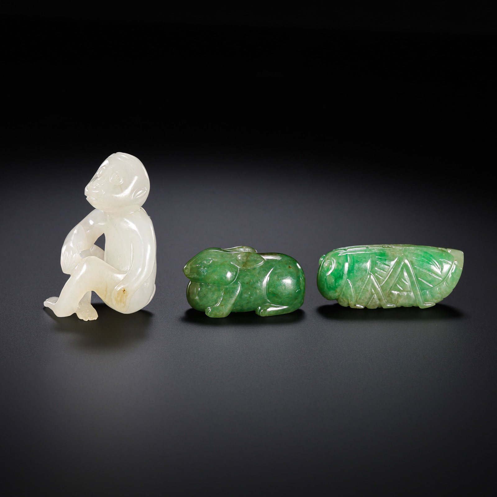 A set of small jadeite and Hetian jade pieces from the Qing Dynasty in China: H . 4.8 cm . L . 3.5 cm . L . 4.2 cm . Weight 67 gram .