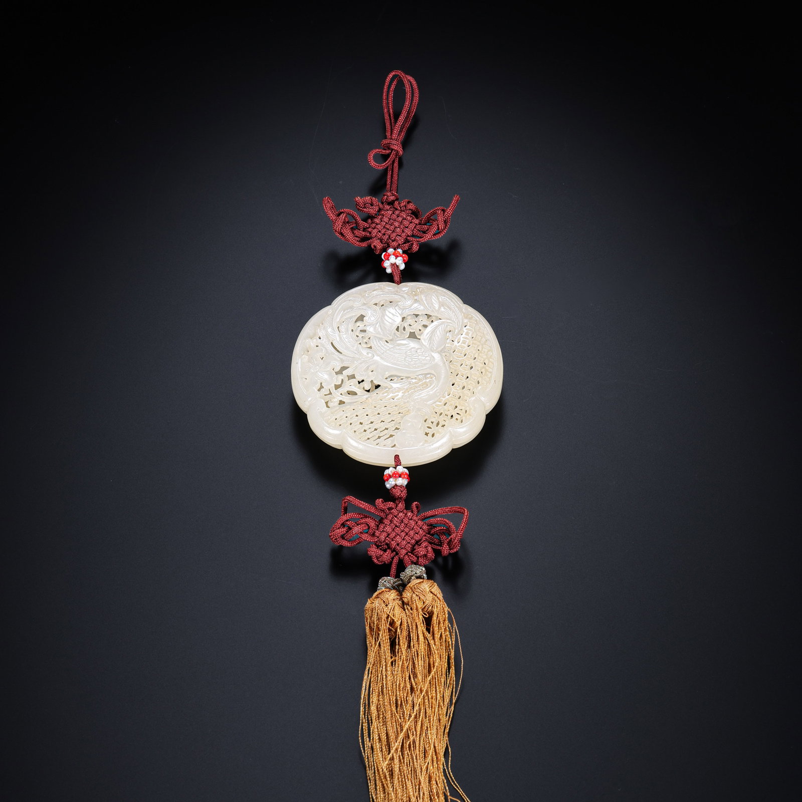 Chinese Qing Dynasty Hetian white jade sachet box with floral and bird patterns: Diam . 5.5 cm . Weight 30 gram .