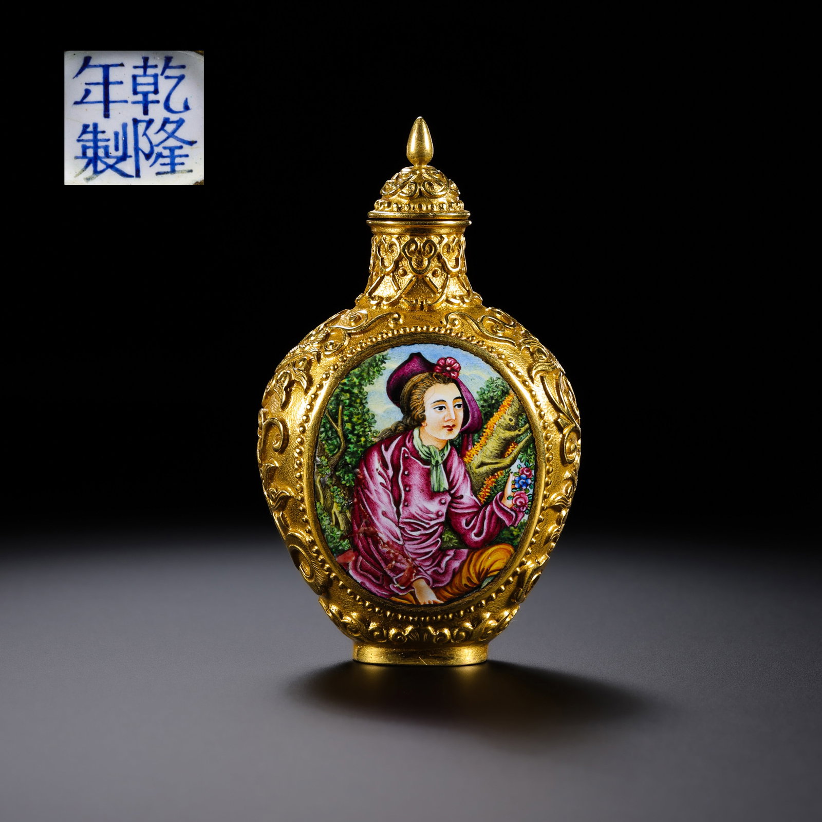 A pure gold snuff bottle with Western figures from the Qianlong period of the Qing Dynasty in China. (1 of 12)