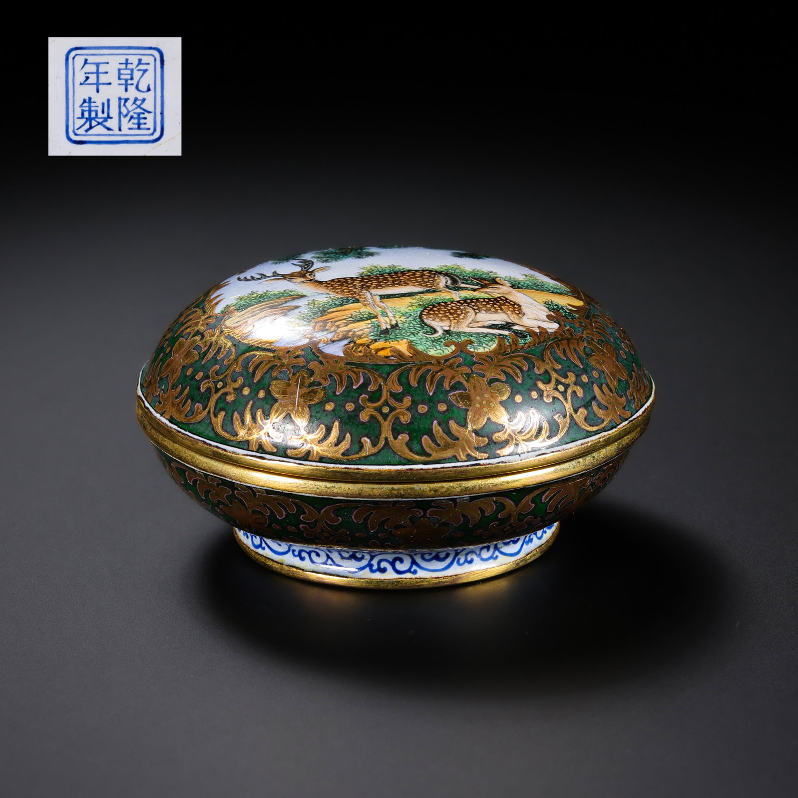 Chinese Qing Dynasty Qianlong Period Enamel-Painted Double Deer Pattern Covered Box: H . 2.5 cm . L . 5.7 cm . Weight 50 gram .