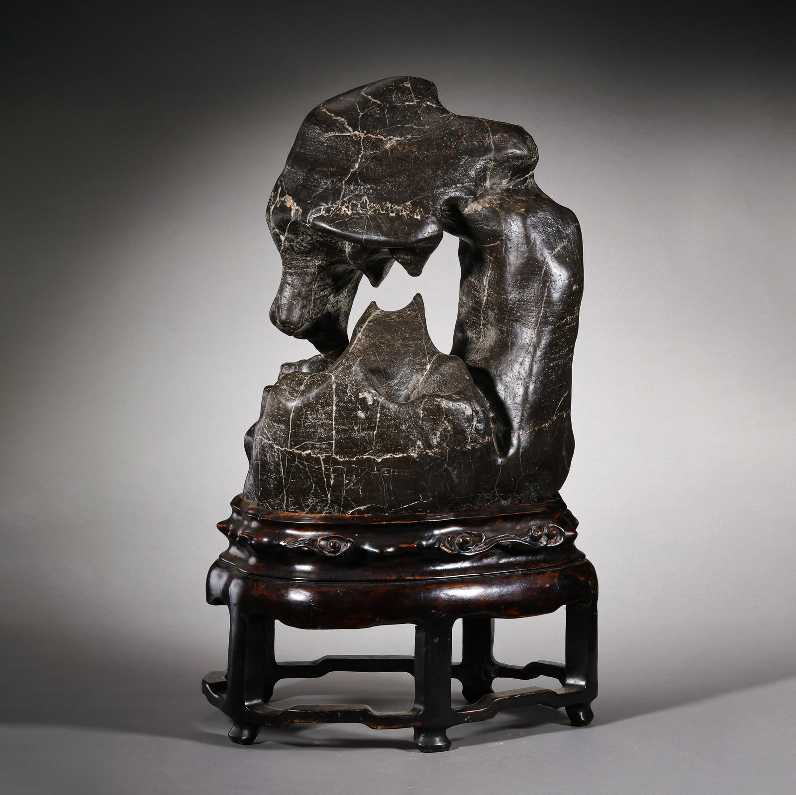 Taihu stone carving ornament from the Qing Dynasty in China: H . 50 cm . H . 33 cm . L . 25 cm .