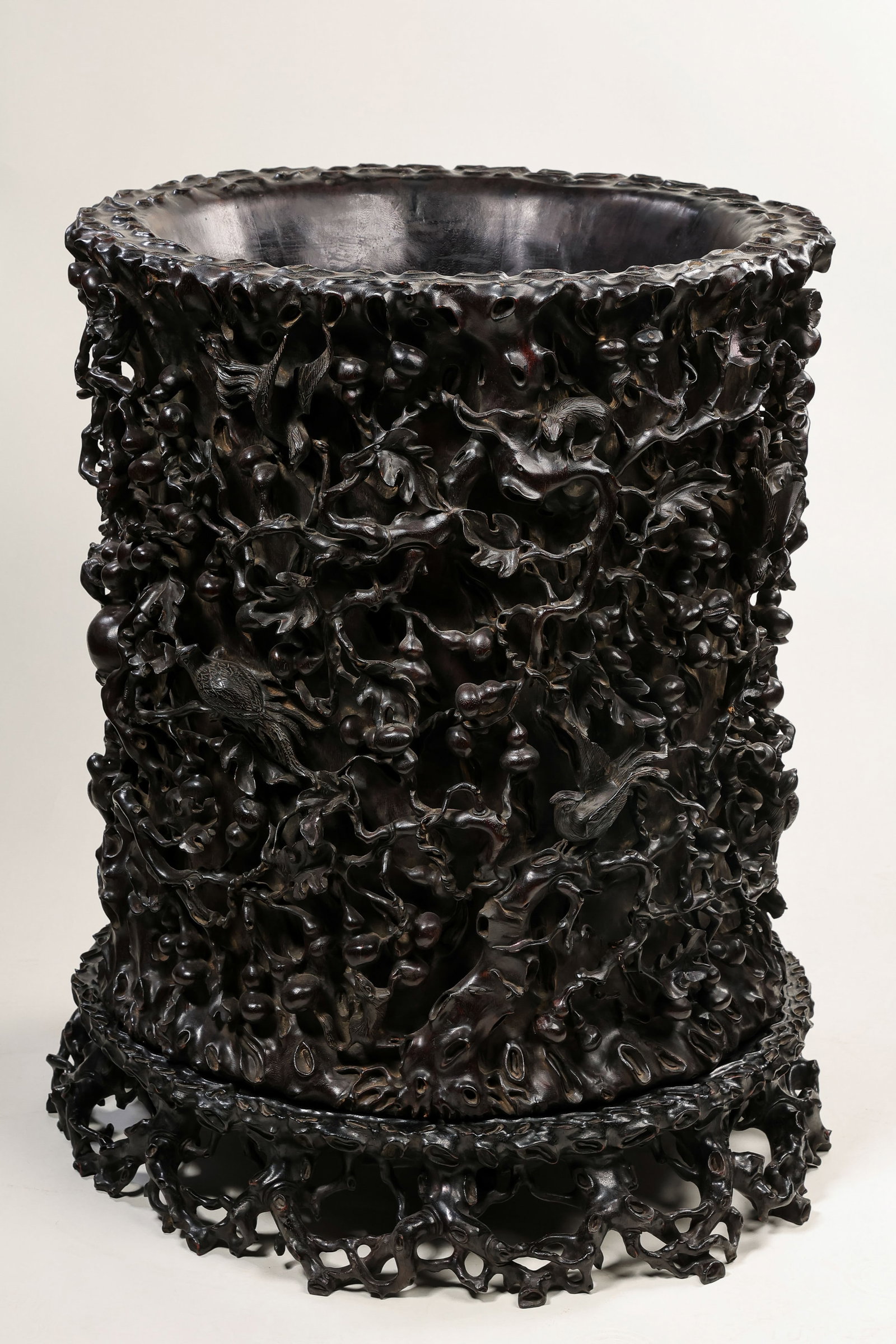Chinese Qing Dynasty carved wooden cylinder: H . 67 cm . Diam . 52 cm .