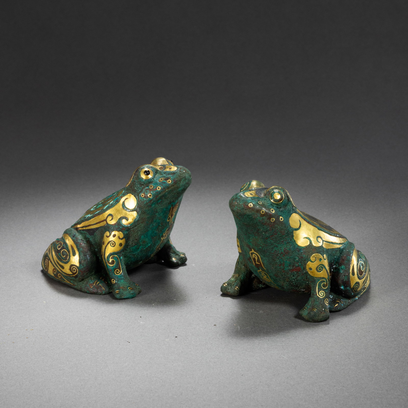 A pair of Chinese Warring States period gold and silver inlaid toads: H . 5.8 cm . L . 6 cm . Weight 918 gram .