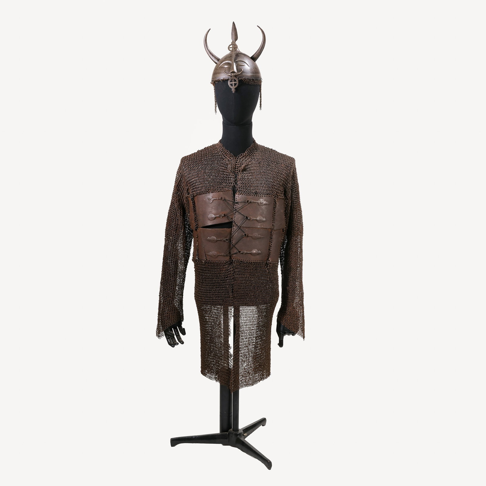Persian Qajar Dynasty armor: H . 140 cm . H . 95 cm . L . 45 cm .