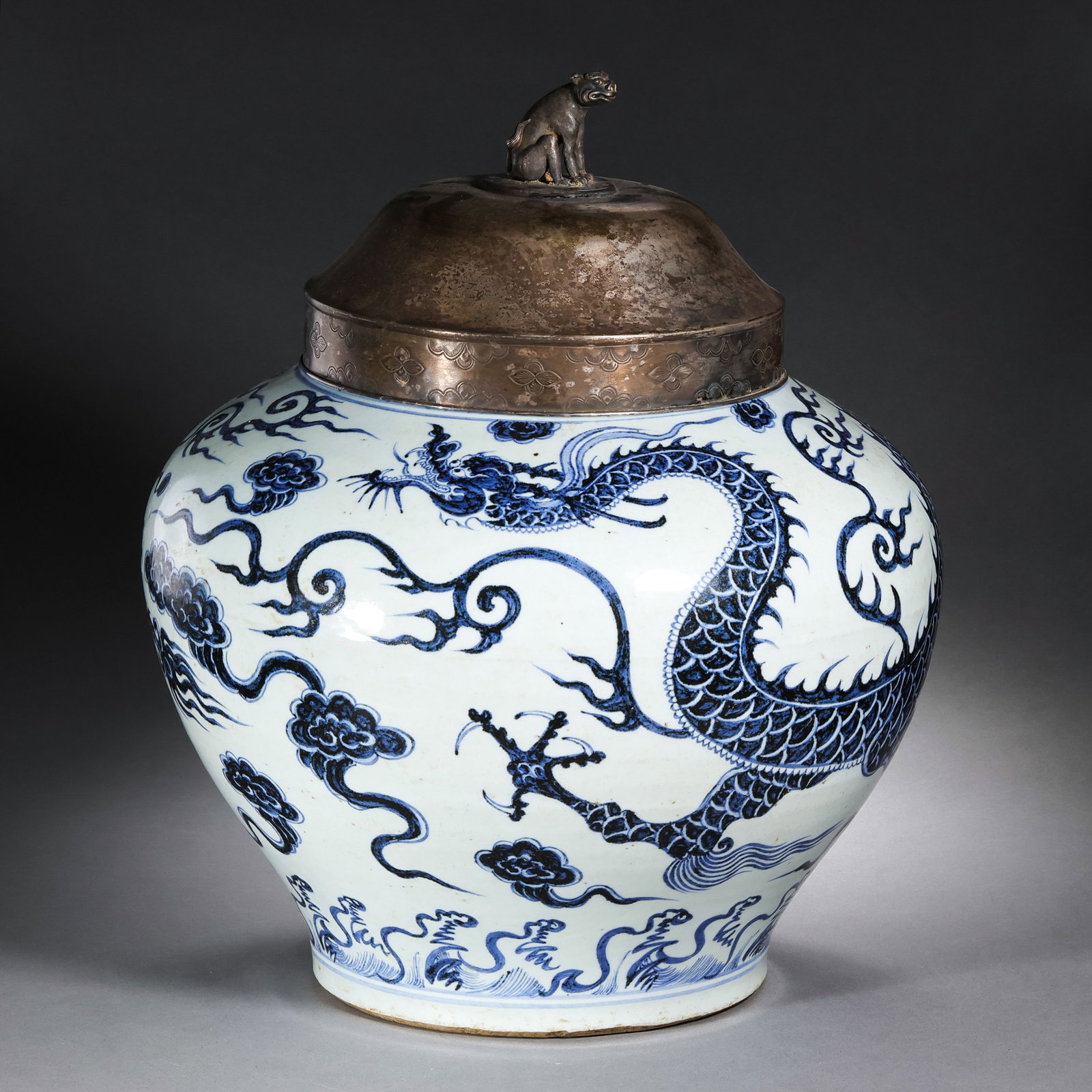 Chinese Yuan Dynasty Blue and White Dragon Pattern Covered Jar: H . 40 cm .