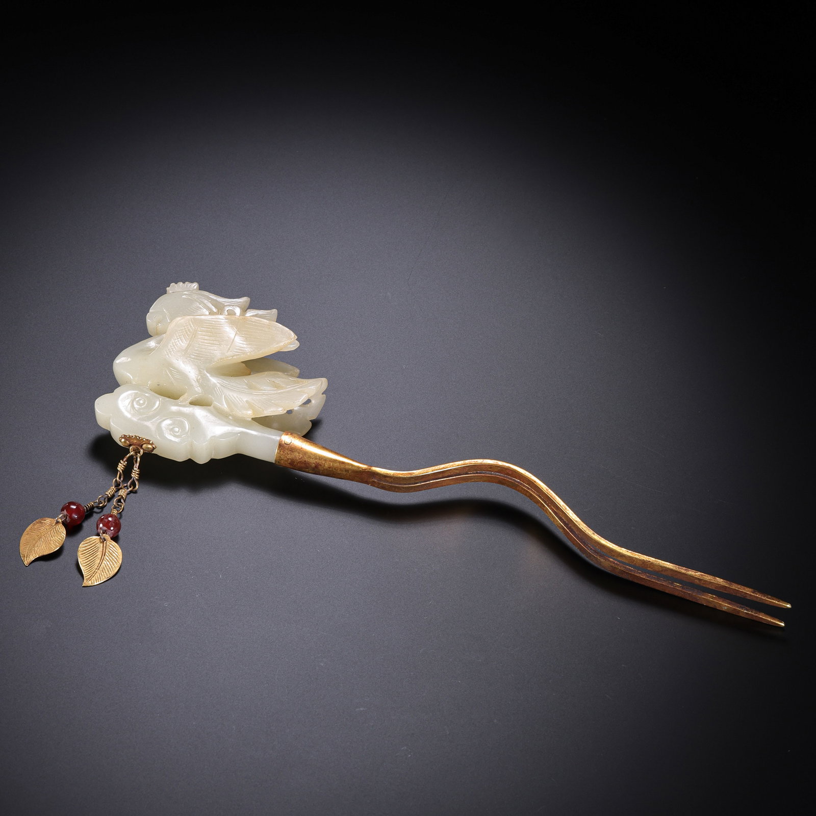 Pure gold and Hetian jade hairpin from the Liao Dynasty in China: L . 19 cm . W . 6 cm . Weight 83 gram .
