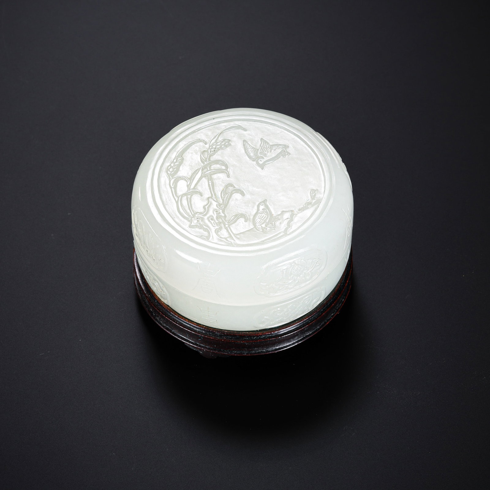 Chinese Qing Dynasty Hetian white jade round box: H . 2.9 cm . Diam . 5.3 cm . Weight 106 gram .