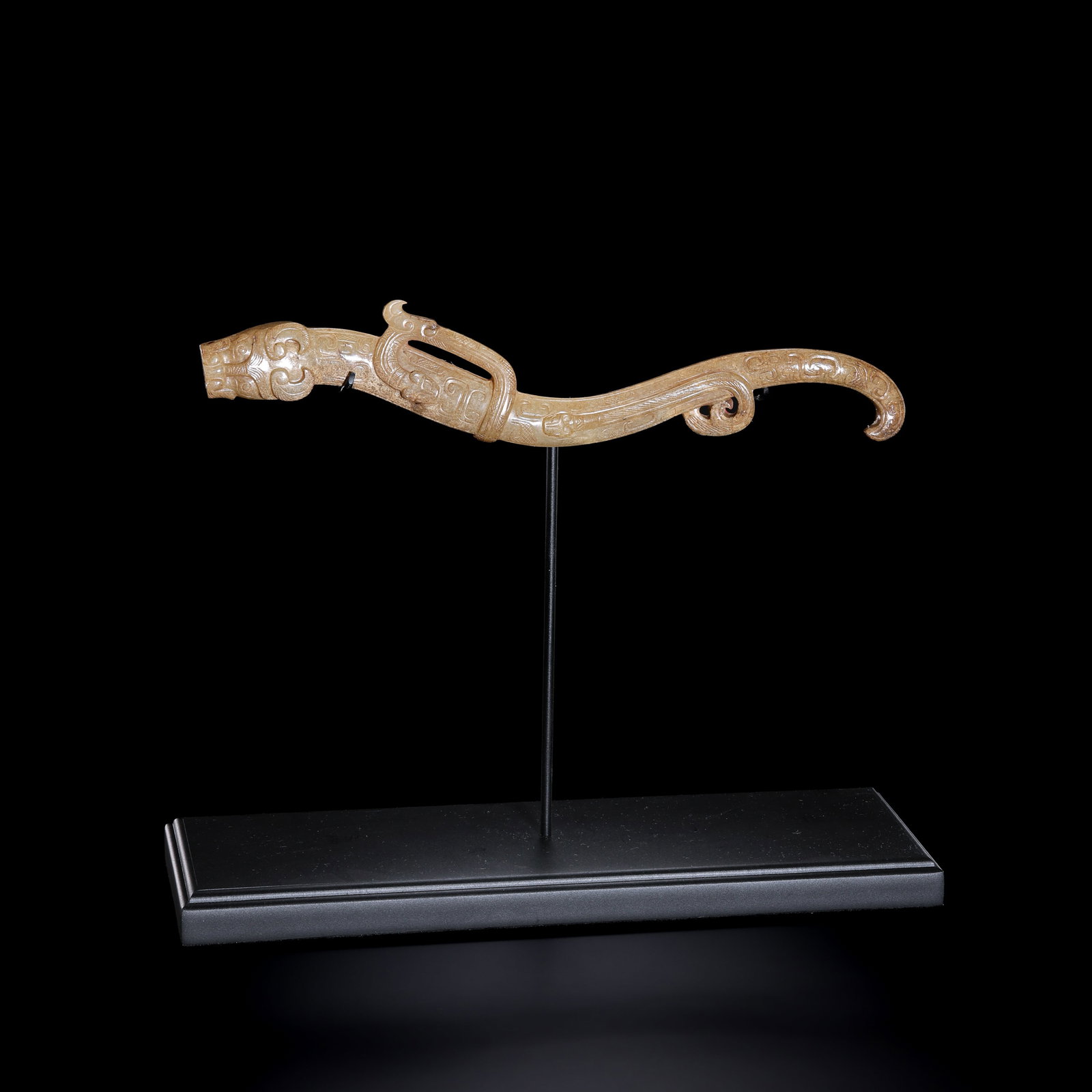 Jade dragon from the Han Dynasty in China: L . 24.5 cm . W . 3.5 cm . Weight 147 gram .