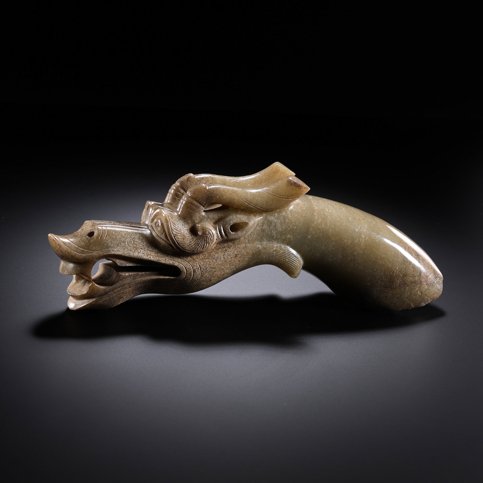 Jade Dragon Head from the Han Dynasty in China: H . 6 cm . L . 21 cm . Weight 844 gram .