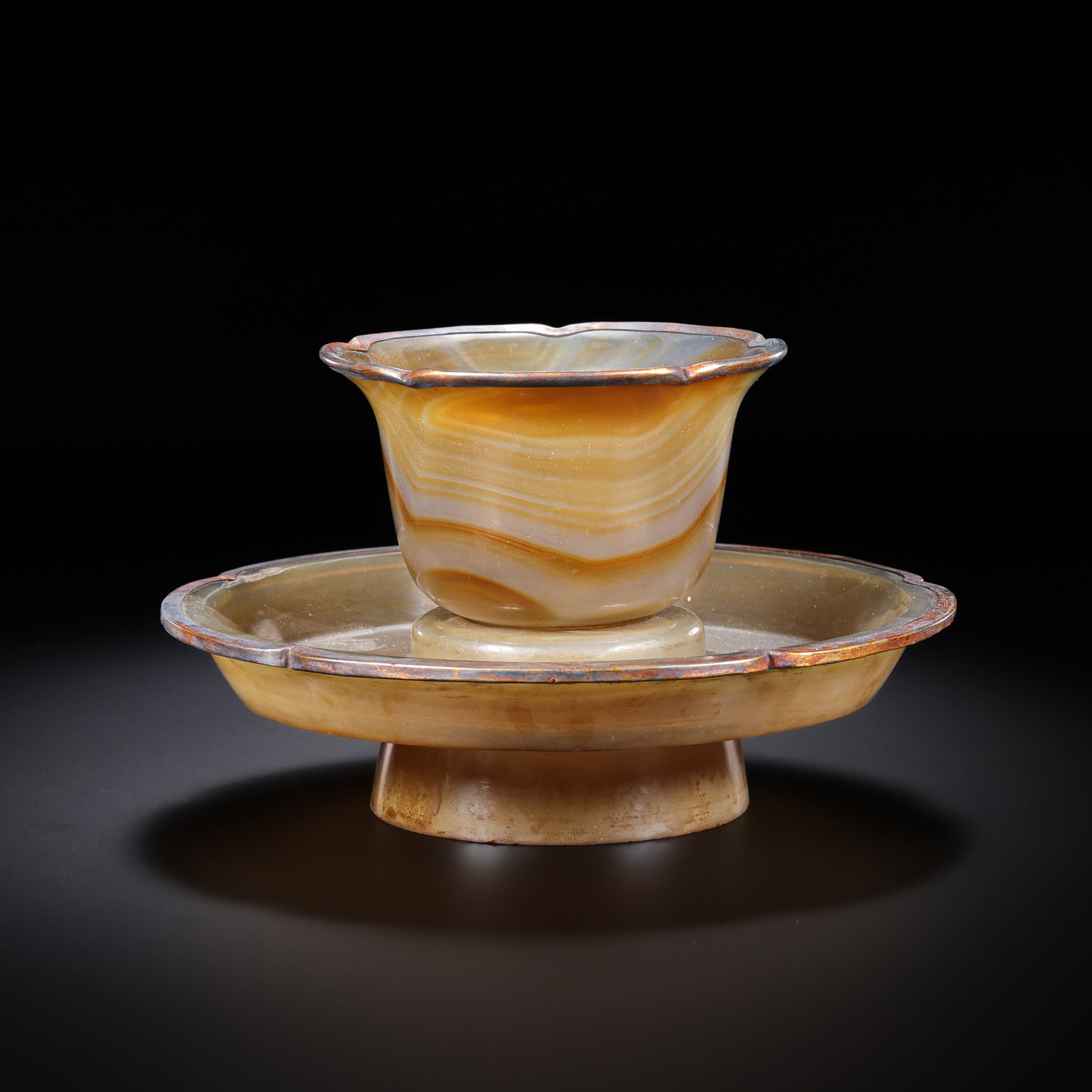 A set of Chinese Qing Dynasty agate-plated silver-rimmed flower-shaped cups and saucers: H . 8 cm . Diam . 13 cm . Weight 255 gram .