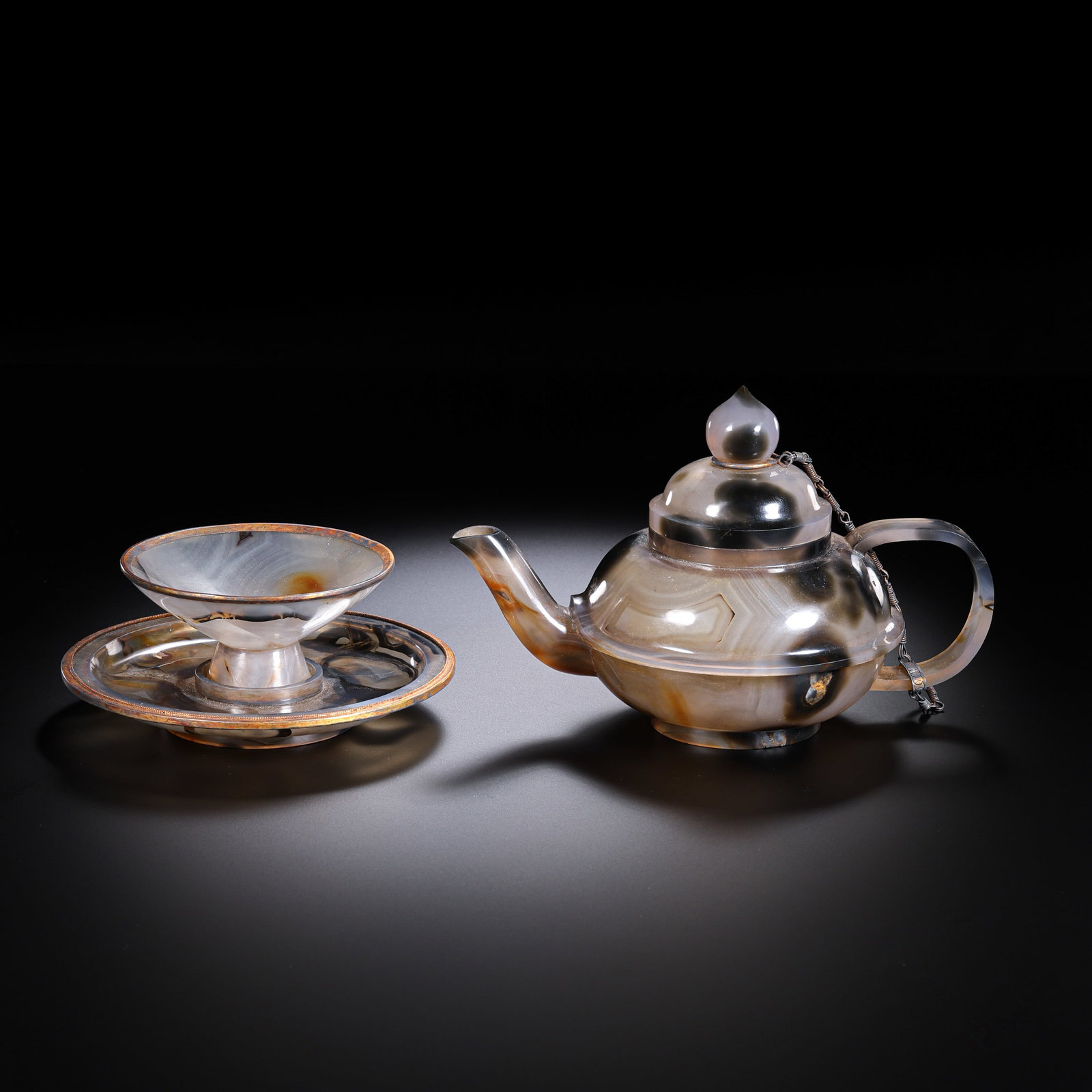 A set of Chinese Qing Dynasty agate tea set: H . 4.7 cm . Diam . 11 cm . H . 10 cm . Dian . 15 cm . Weight 325 gram .