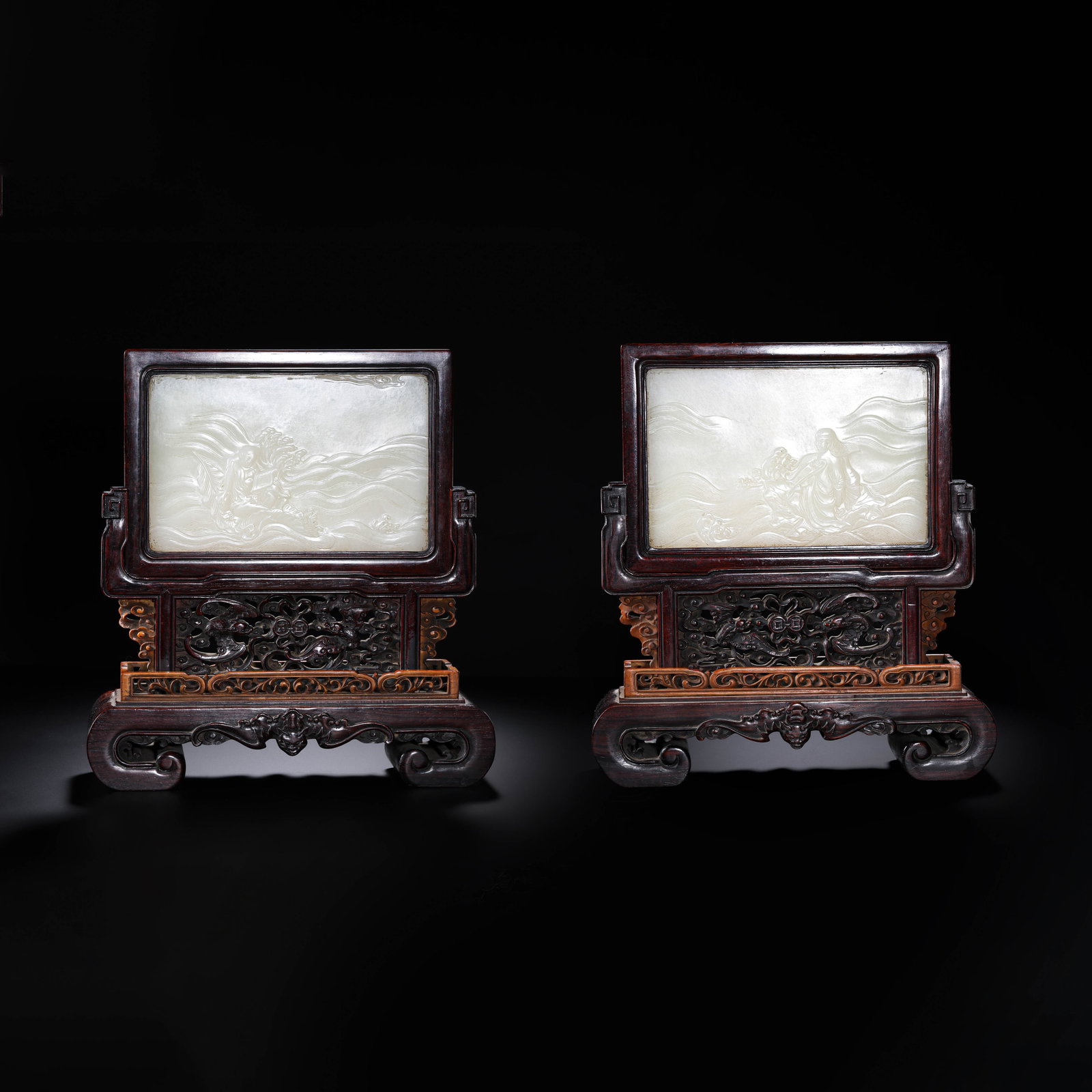 A pair of Chinese Qing Dynasty rosewood inlaid with Hetian jade screens: H . 26 cm . L . 24 cm .