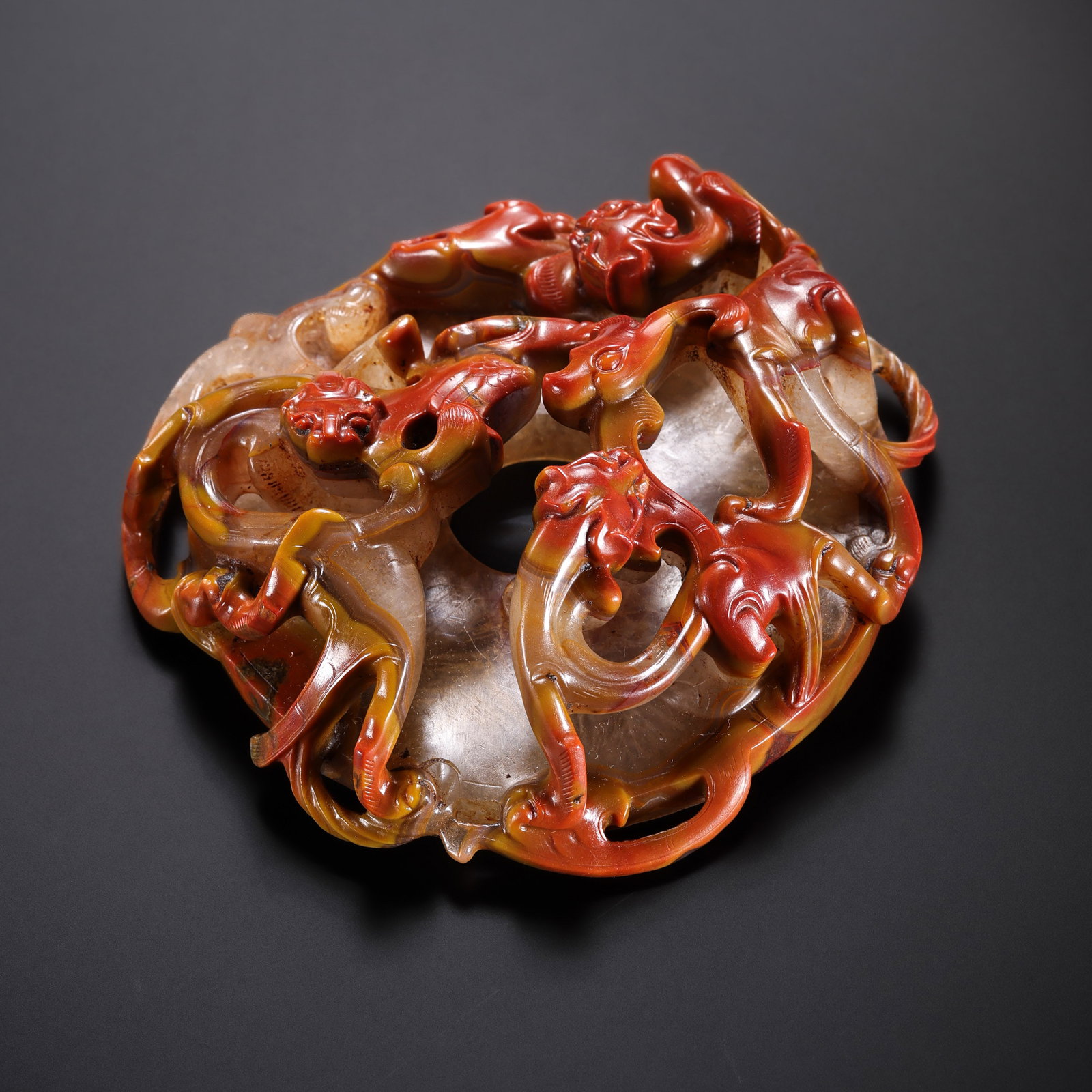 Red agate dragon-patterned heart-shaped pendant from the Warring States period of China: Dim . 9.5 cm . Weight 193 gram .
