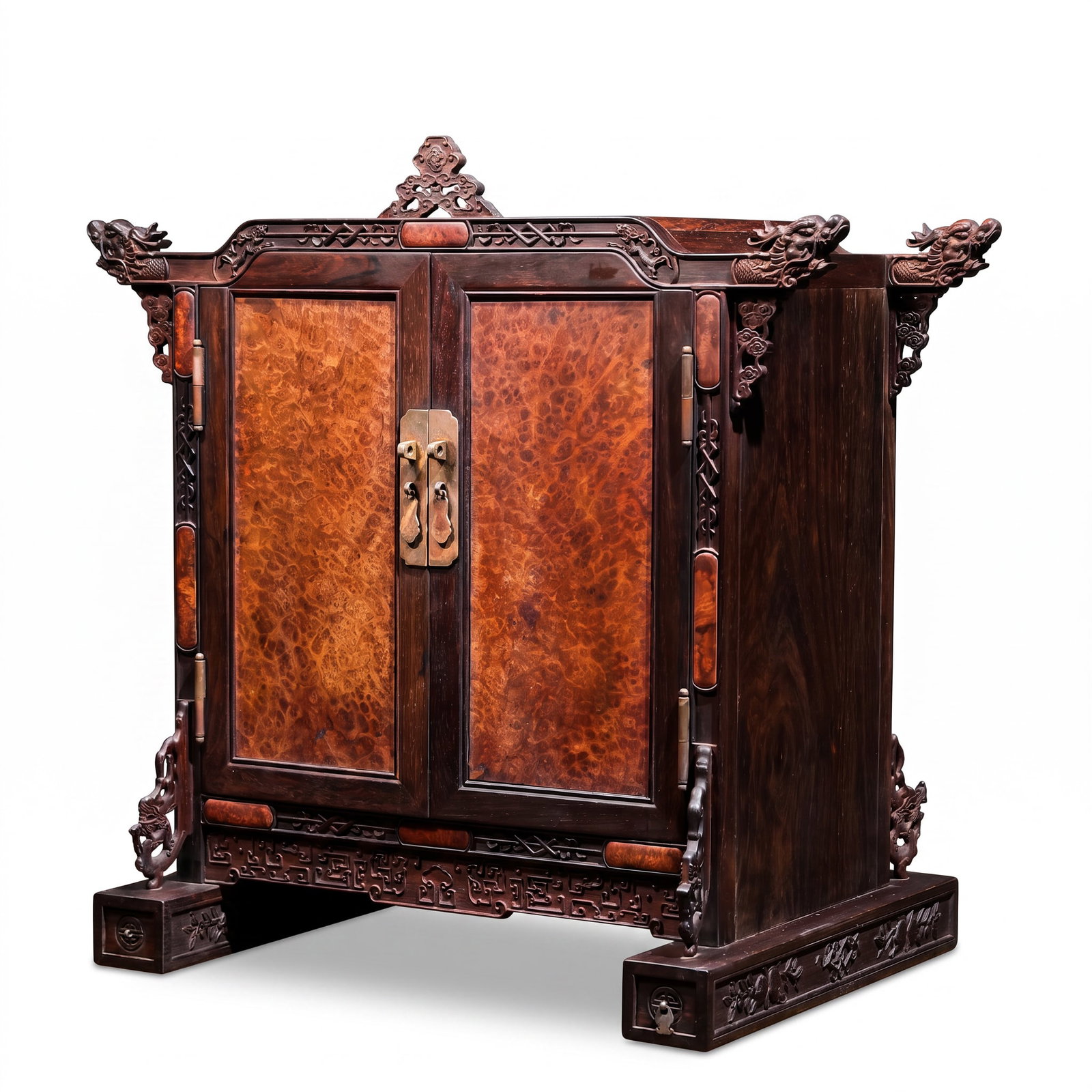 Chinese Qing Dynasty wooden cabinet: H . 50.2 cm . L . 47 cm . W . 37 cm .