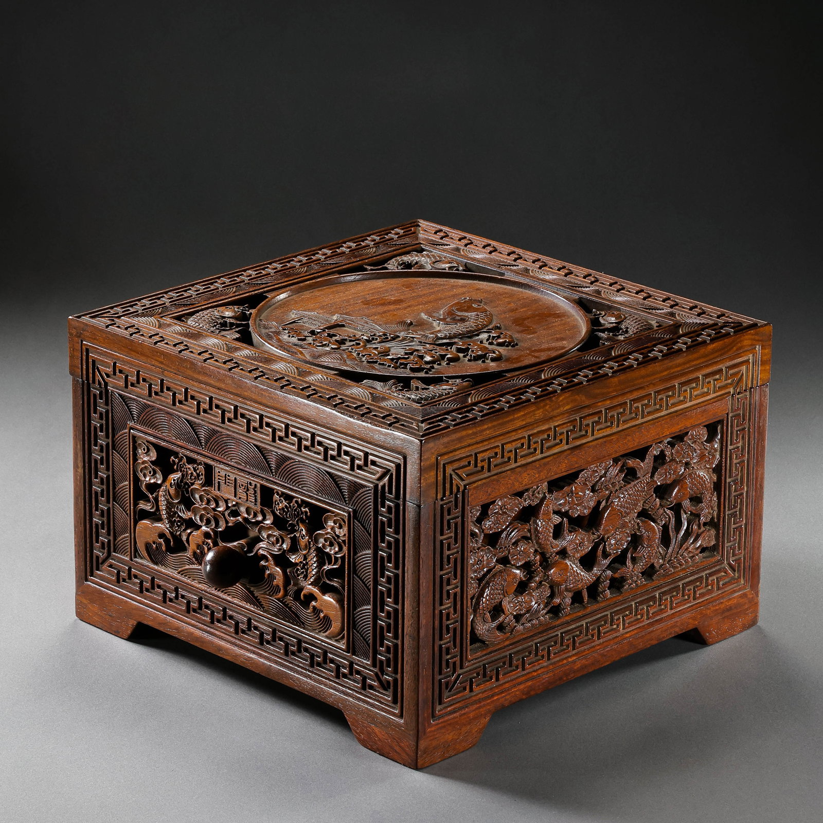 Chinese Qing Dynasty wooden box: H . 18 cm . L . 27 cm .
