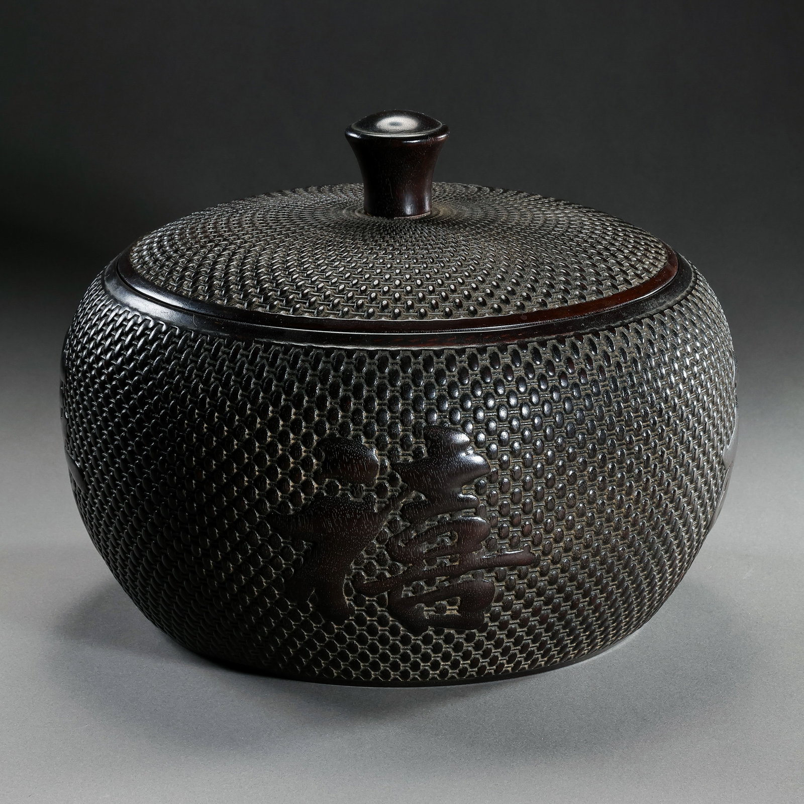 Chinese rosewood covered box from the Qianlong period of the Qing Dynasty: H . 20 cm . L . 25 cm .