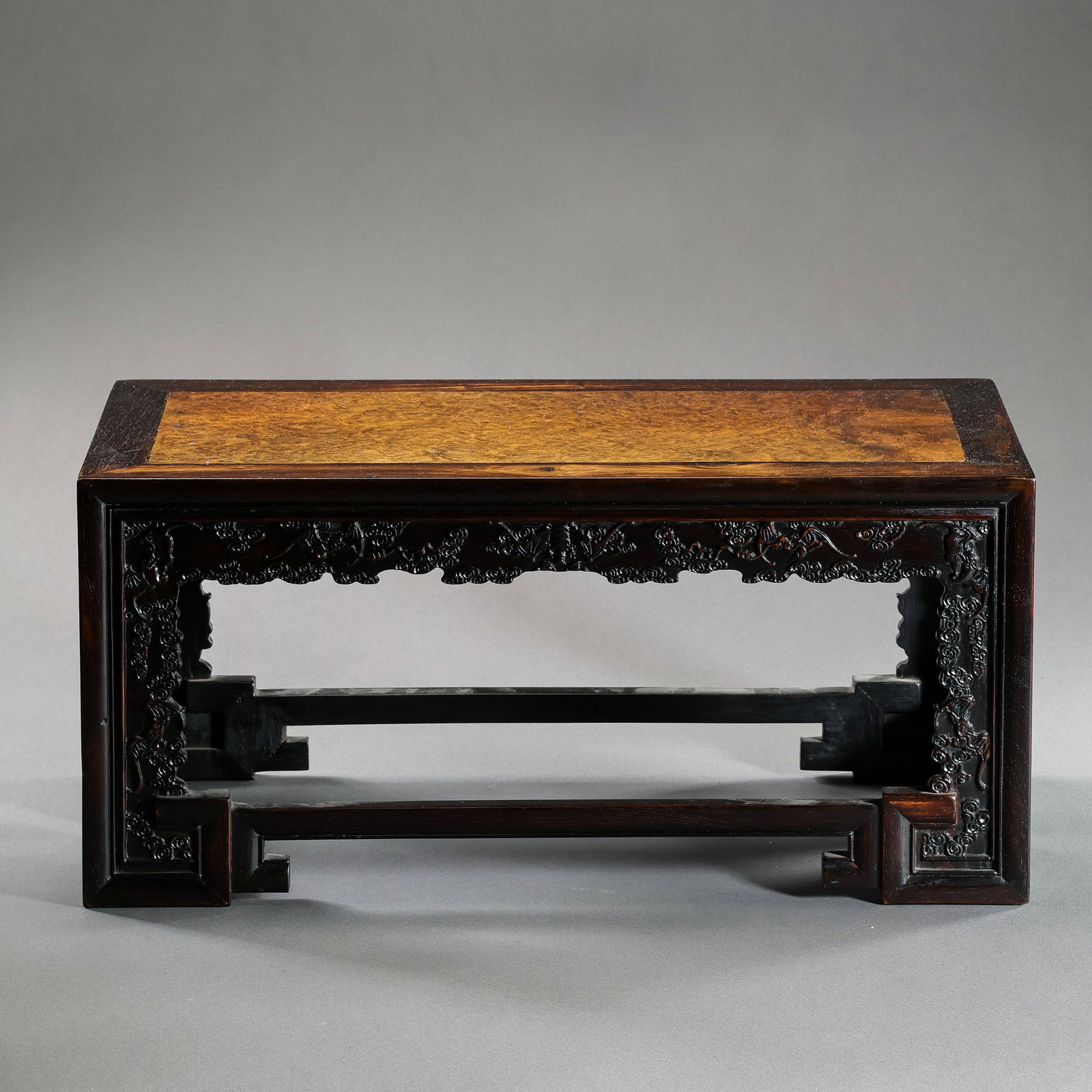 Chinese Qing Dynasty wooden table: H . 18 cm . L . 35 cm . W . 18 cm .