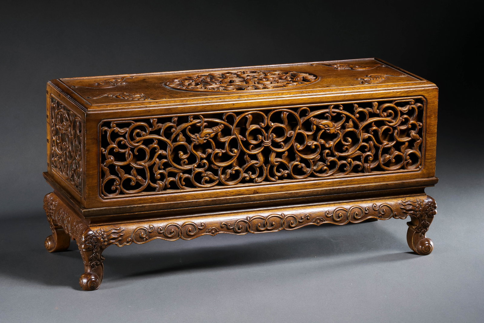 Chinese Qing Dynasty Qianlong period huanghuali wood box: H . 22.5 cm . L . 45.2 cm . W . 17 cm .