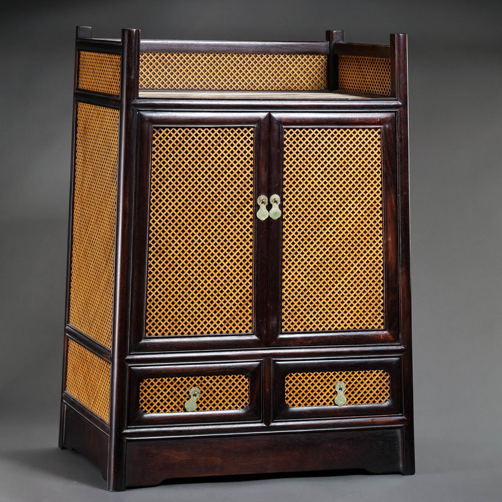 Chinese Qing Dynasty wooden cabinet: H . 58.2 cm . L . 38.5 cm . W . 24.5 cm .