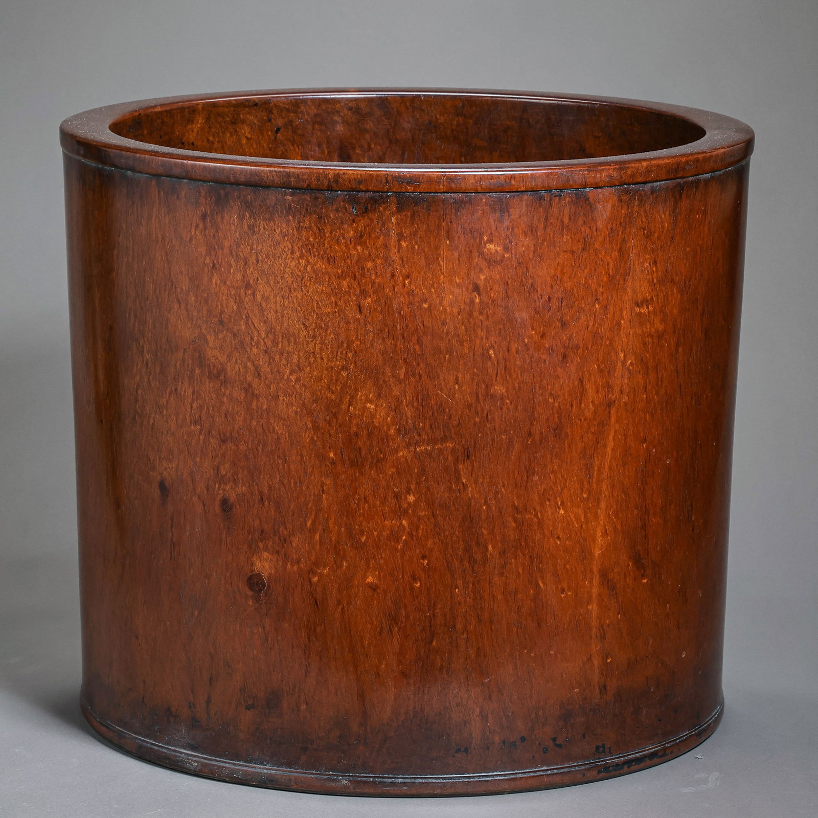 Chinese Qing Dynasty Brush Holder: H . 36 cm . Diam . 42 cm .