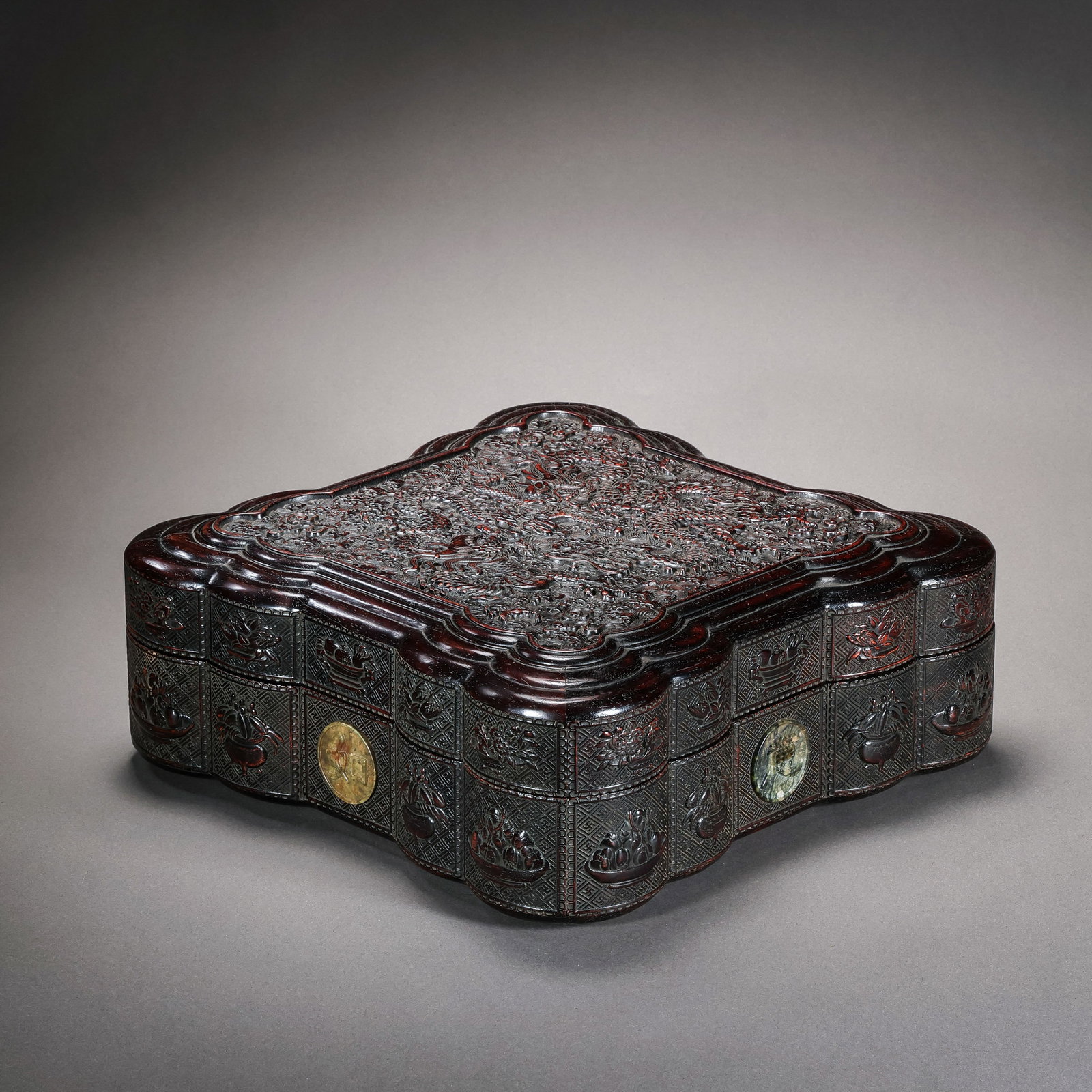 Chinese Qing Dynasty wooden box: H . 9.5 cm . L . 25.5 cm .