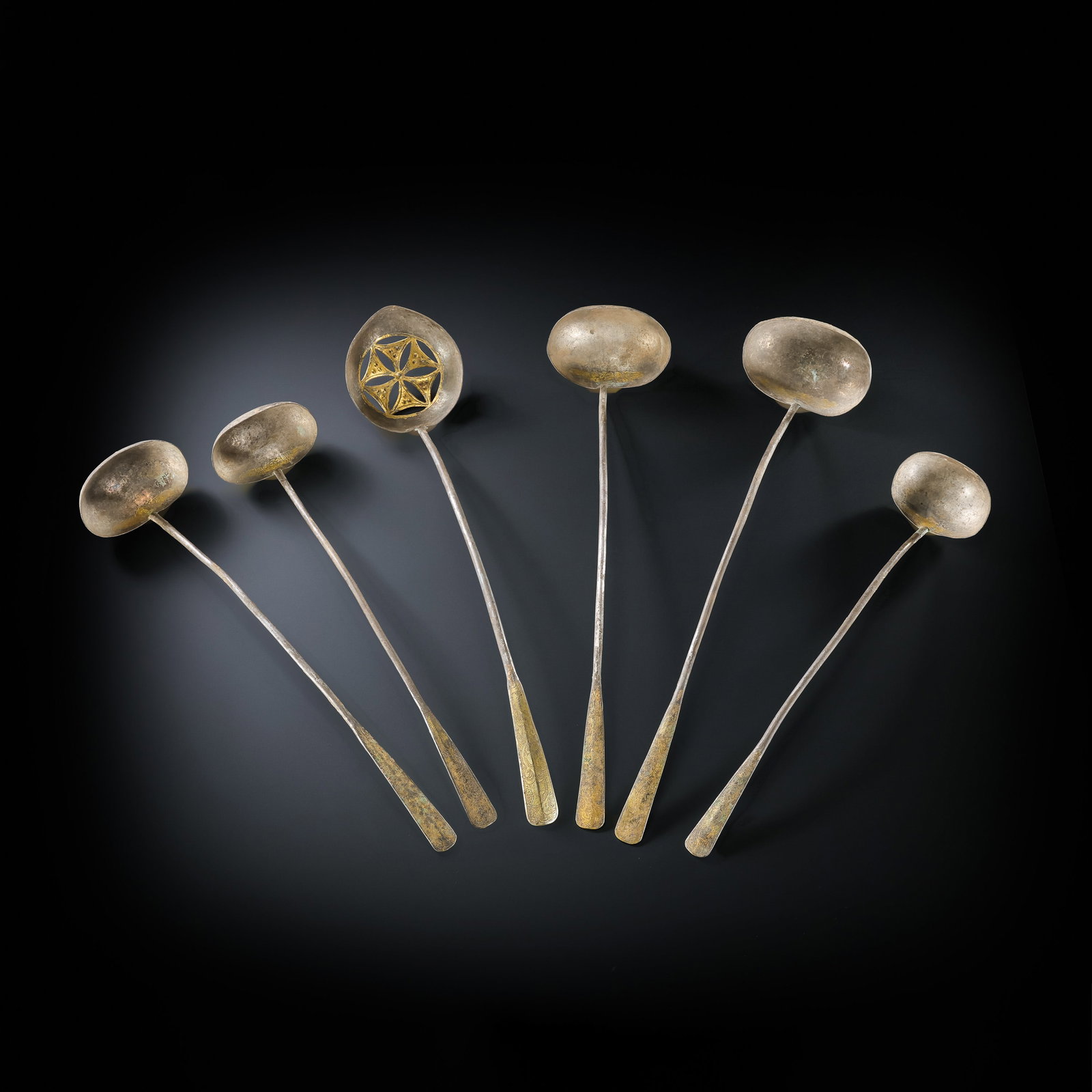 A set of ancient Chinese silver spoons: L . 41.5 cm . L . 33.5 cm . Weight 781 gram .