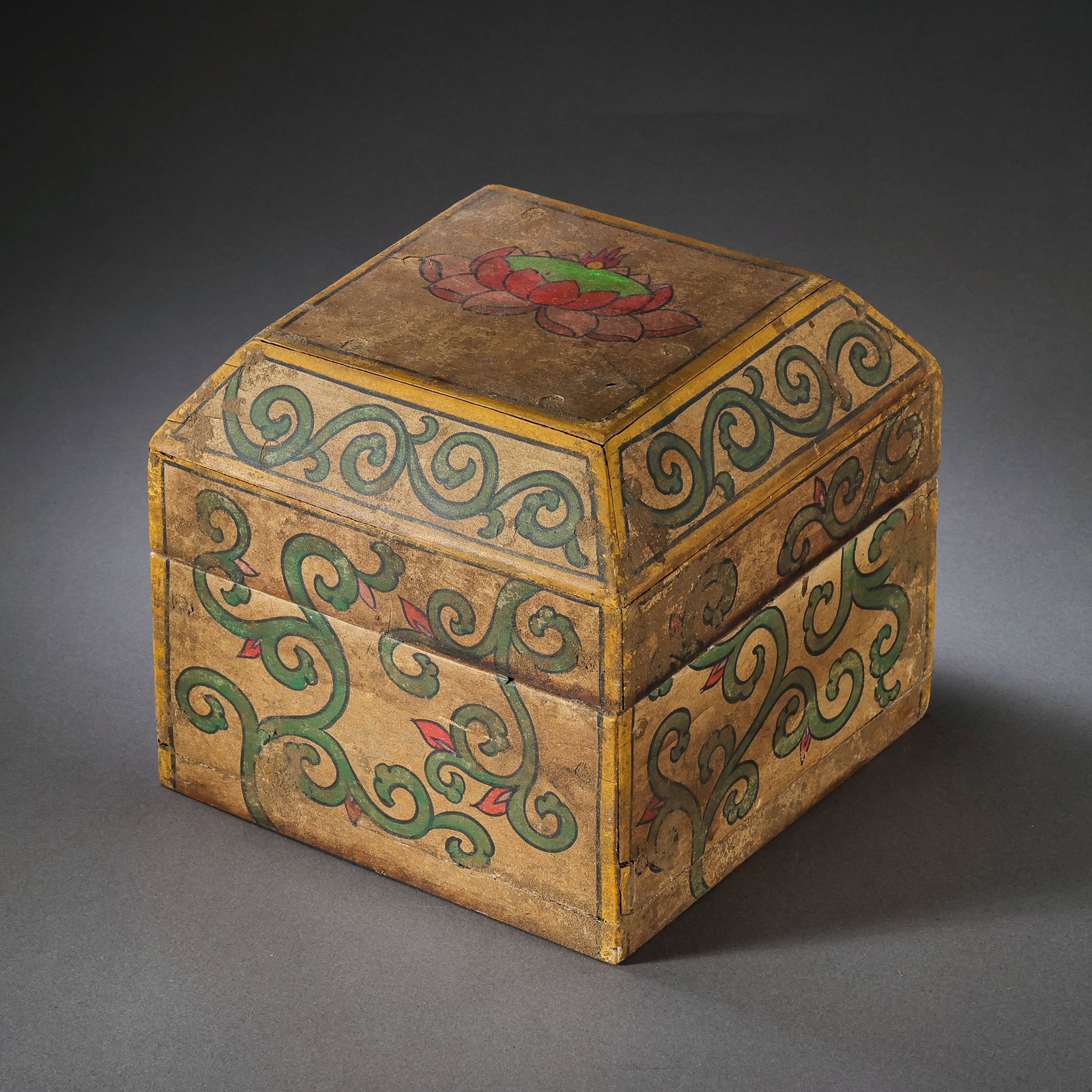 Chinese Han Dynasty wooden painted lid box: H . 13 cm . L . 14.5 cm .