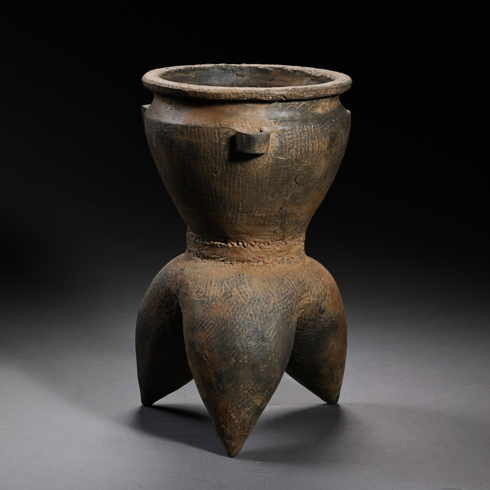 Chinese Neolithic pottery: H . 26 cm . L . 15.5 cm .