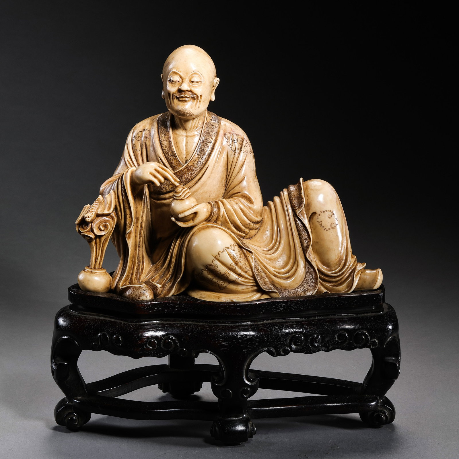 Chinese Qing Dynasty Shoushan Stone Seated Figure: H . 15.5 cm . L . 19 cm . Weight 1701 gram .