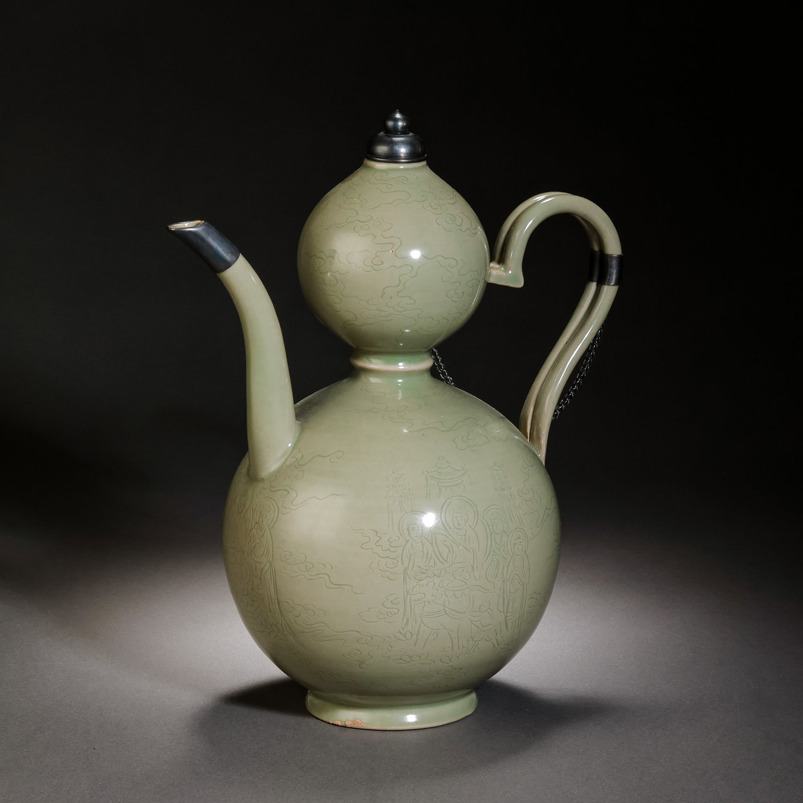 A gourd-shaped ewer from the Yue kiln of the Tang Dynasty in China.: H . 26 cm . L . 20.5 cm .