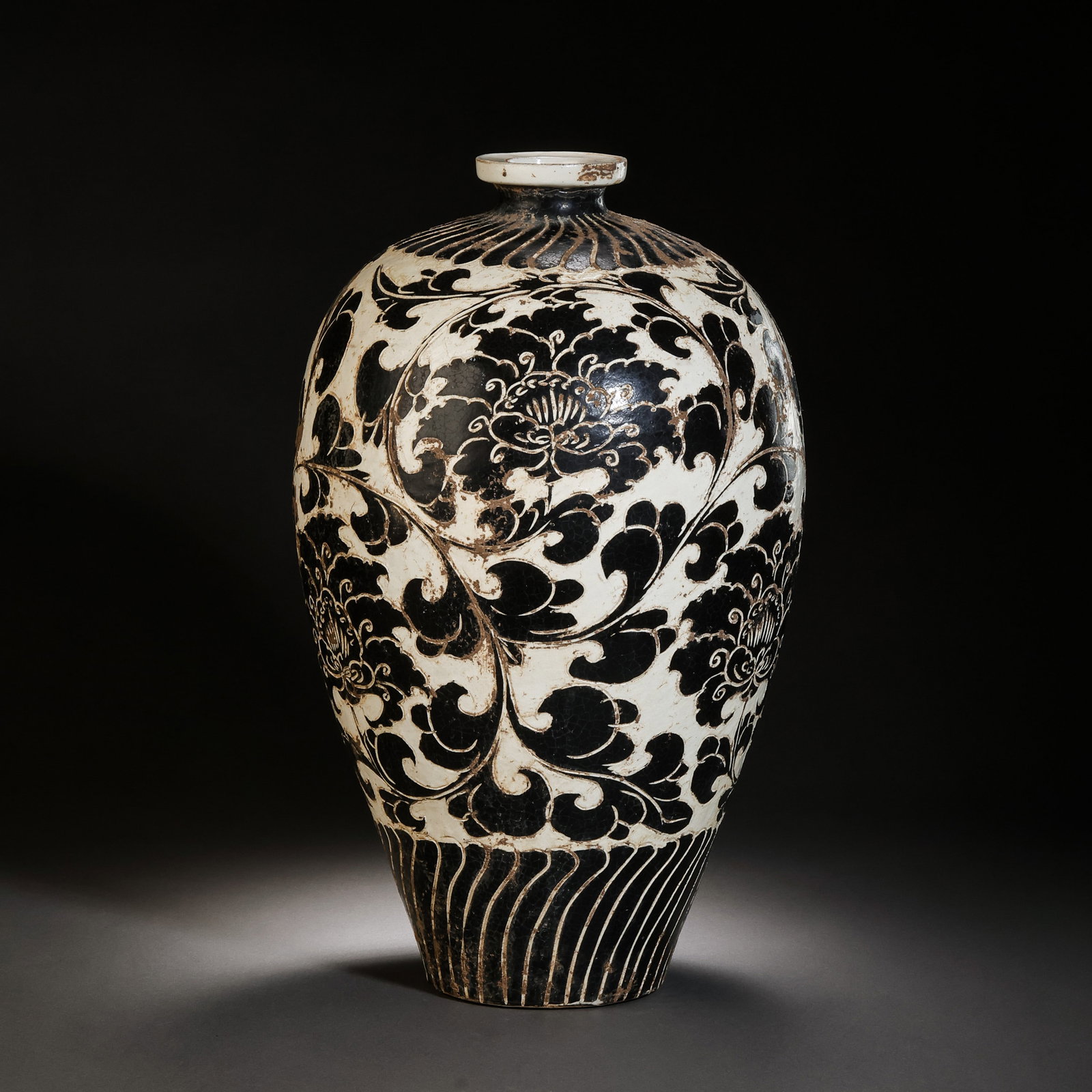 A white-glazed plum vase with black floral patterns from the Cizhou ware of the Northern Song: H . 35.5 cm .