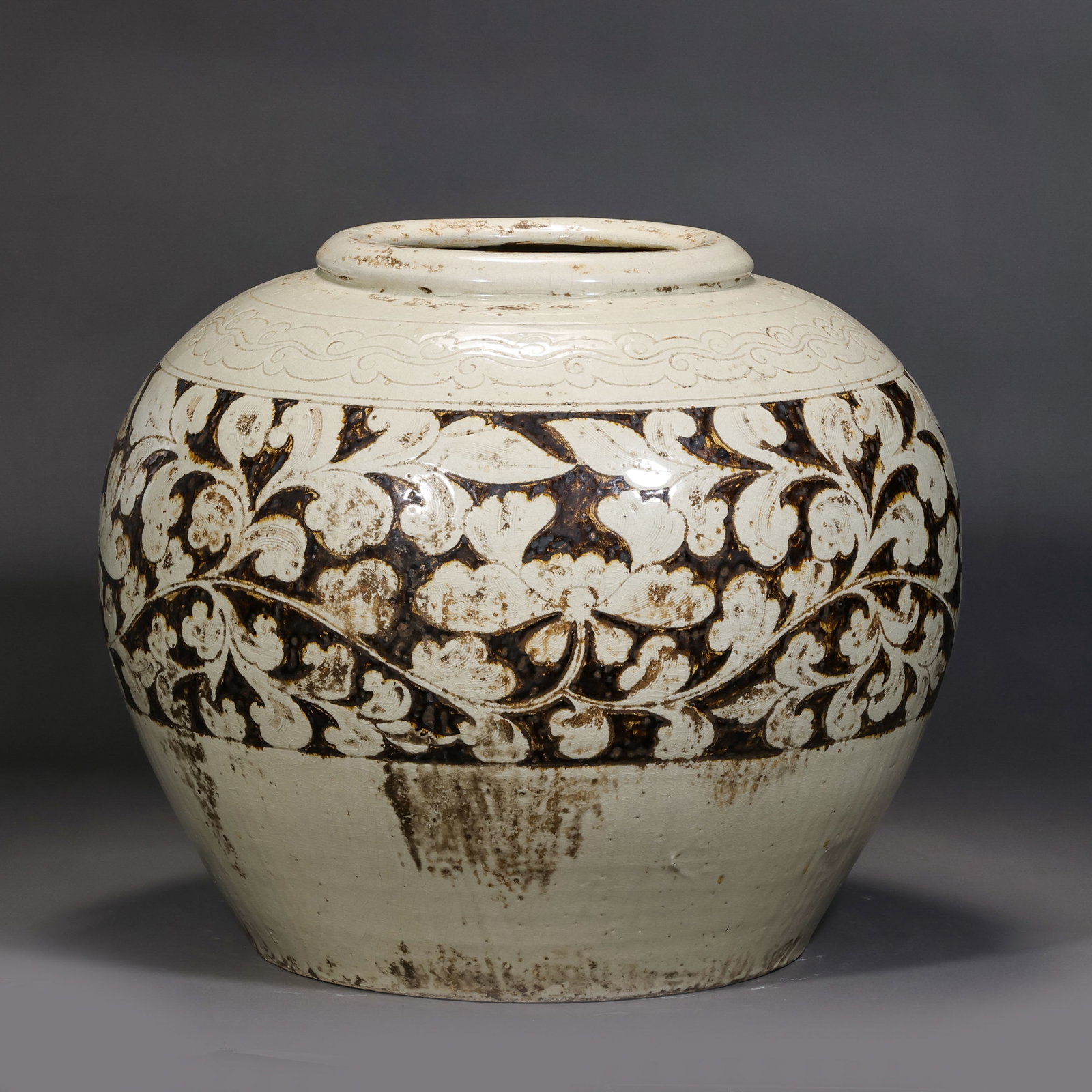 Chinese Song Dynasty clay pottery jar with floral pattern (1 of 9)