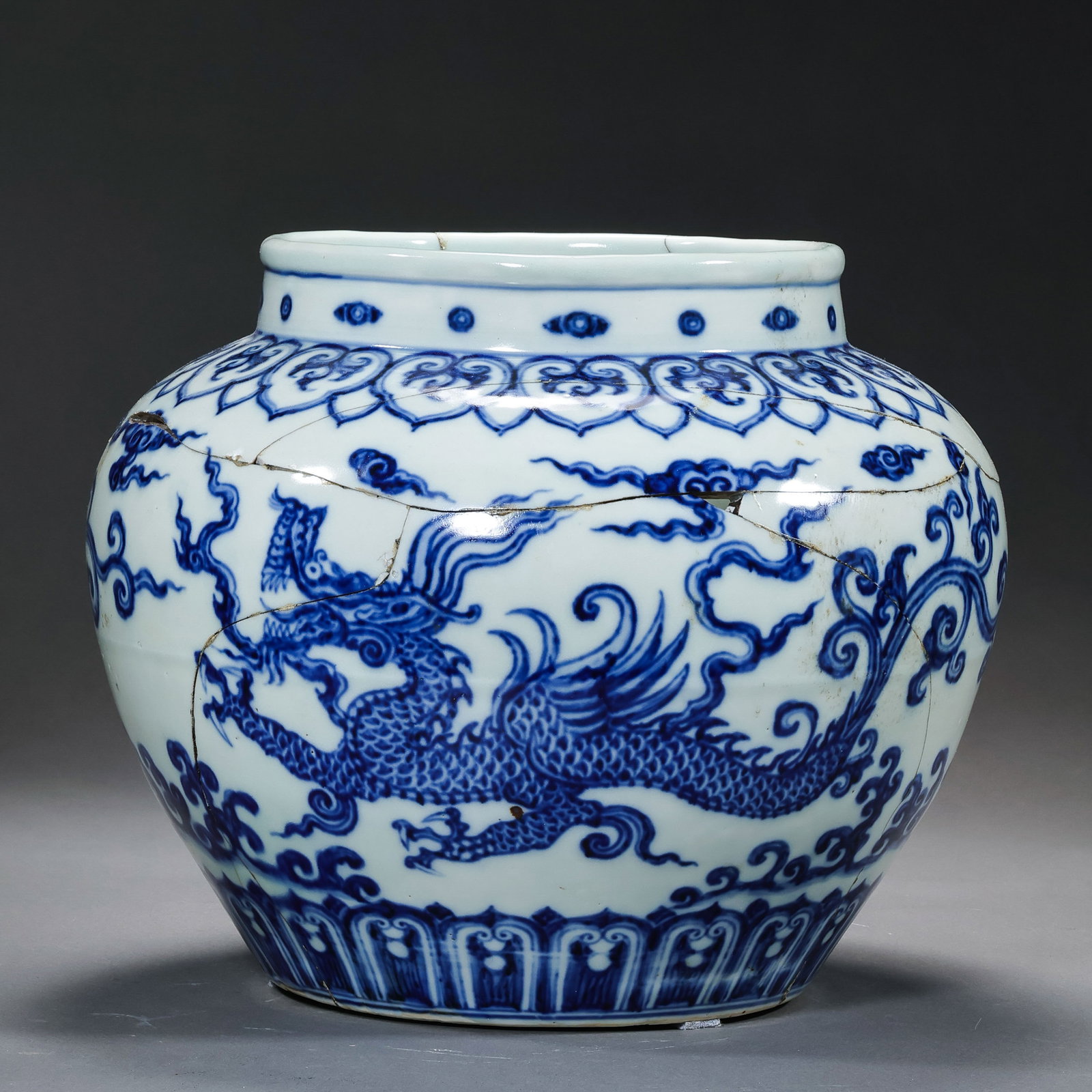 Blue and white porcelain jar with dragon design from the Xuande period of the Ming Dynasty, China: H . 25 cm .