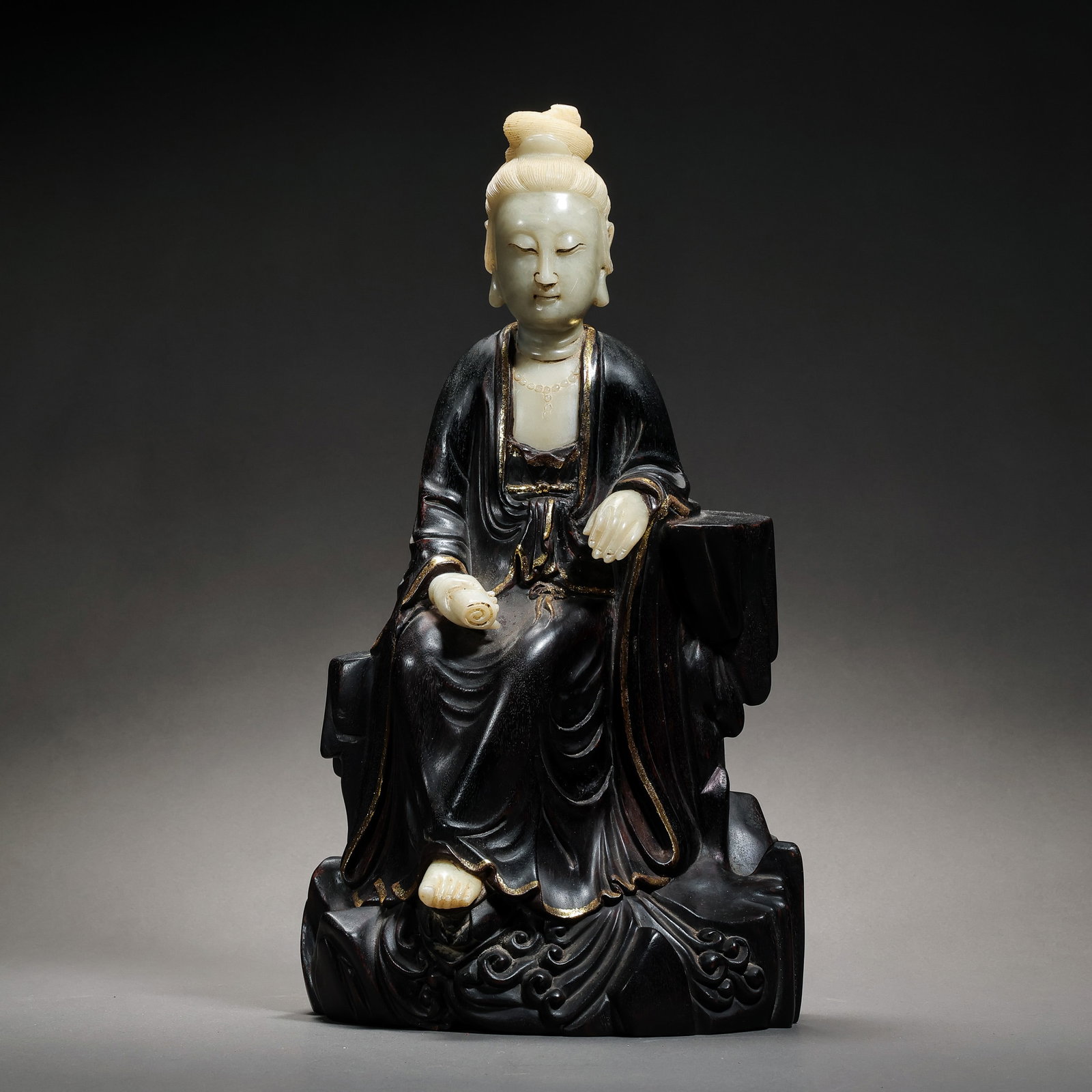 Chinese Qing Dynasty seated Guanyin statue: H . 35 cm . L . 18 cm . Weight 2443 gram .