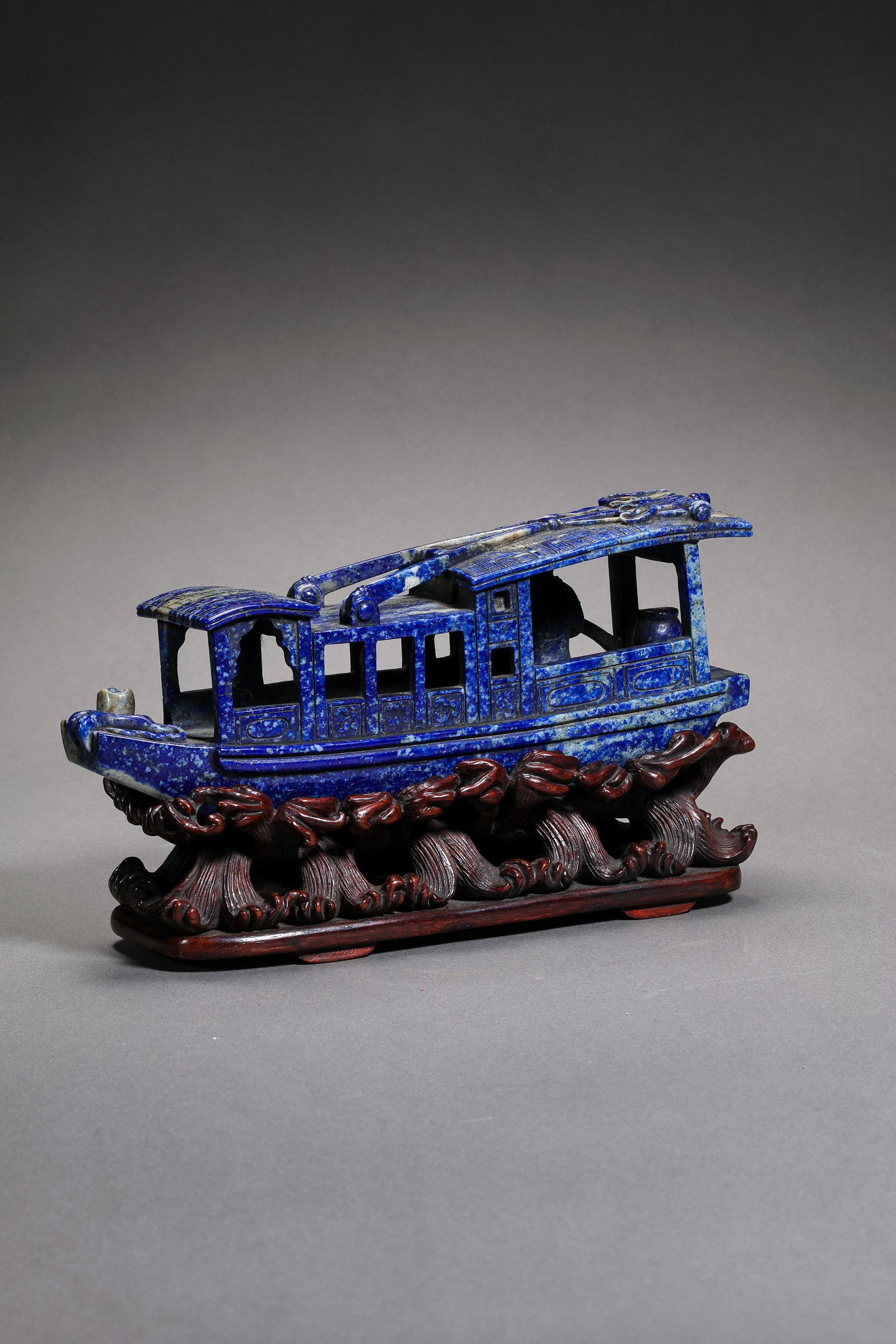 Lapis lazuli ship from the Qing Dynasty in China: H . 11 cm . H . 7.5 cm . L . 19.5 cm . Weight928 gram .