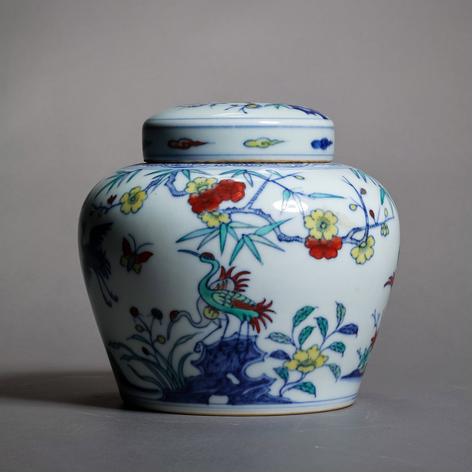 Chinese Ming Dynasty Blue and White Porcelain Jar with Five Colors: H . 13 cm .