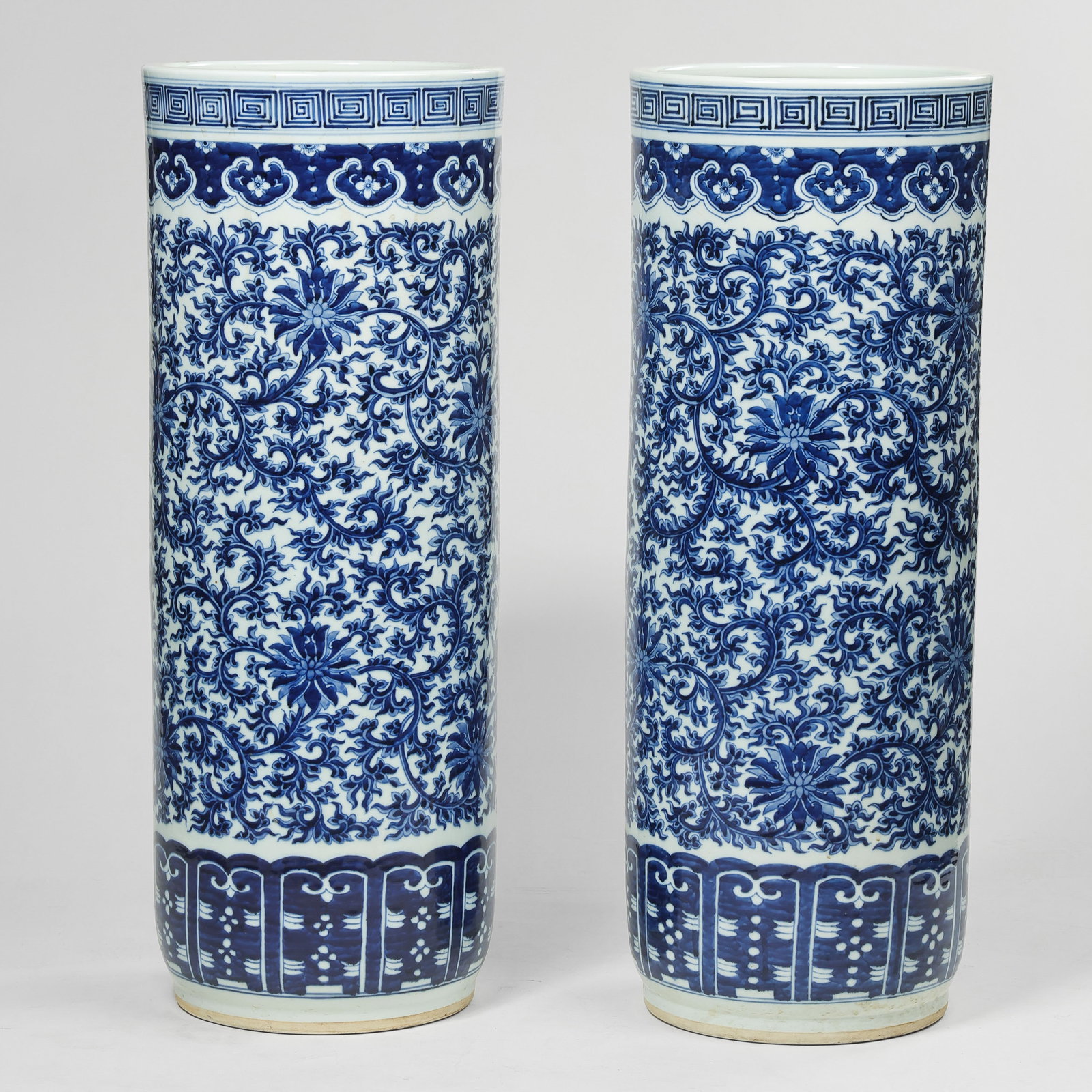 A pair of Chinese Qing Dynasty blue and white porcelain vases with intertwined floral patterns: H . 64 cm . Diam . 24.5 cm .