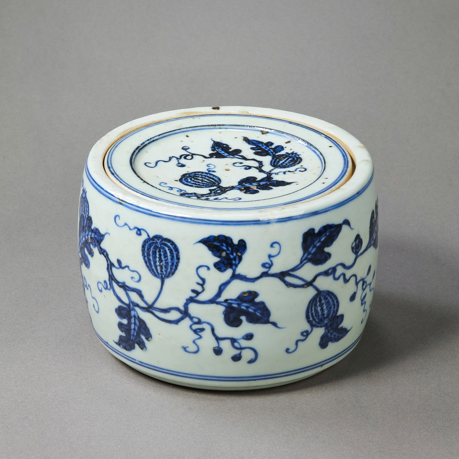 Blue and white porcelain cricket jar with fruit design from the Xuande period of the Ming Dynasty in: H . 8.5 cm . Diam . 13 cm .